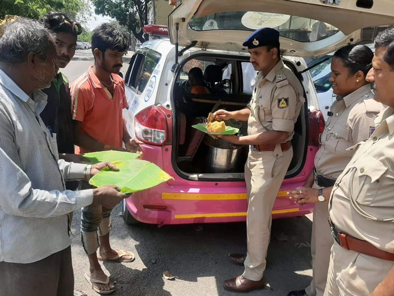 ಇಡೀ ದೇಶವೇ ಲಾಕ್ ಡೌನ್ ಆಗುತ್ತಿದ್ದು, ಬೀದಿ ಬದಿಯಲ್ಲಿ ವಾಸಿಸುತ್ತಿರುವ ಬಡವರ ಹಸಿವು ನೀಗುವುದೇ ದೊಡ್ಡ ಸಲವಾಗಿದೆ. ಇಡೀ ದೇಶವೇ ಲಾಕ್ ಡೌನ್ ಆಗುತ್ತಿದ್ದು, ಬೀದಿ ಬದಿಯಲ್ಲಿ ವಾಸಿಸುತ್ತಿರುವ ಬಡವರ ಹಸಿವು ನೀಗುವುದೇ ದೊಡ್ಡ ಸಲವಾಗಿದೆ.