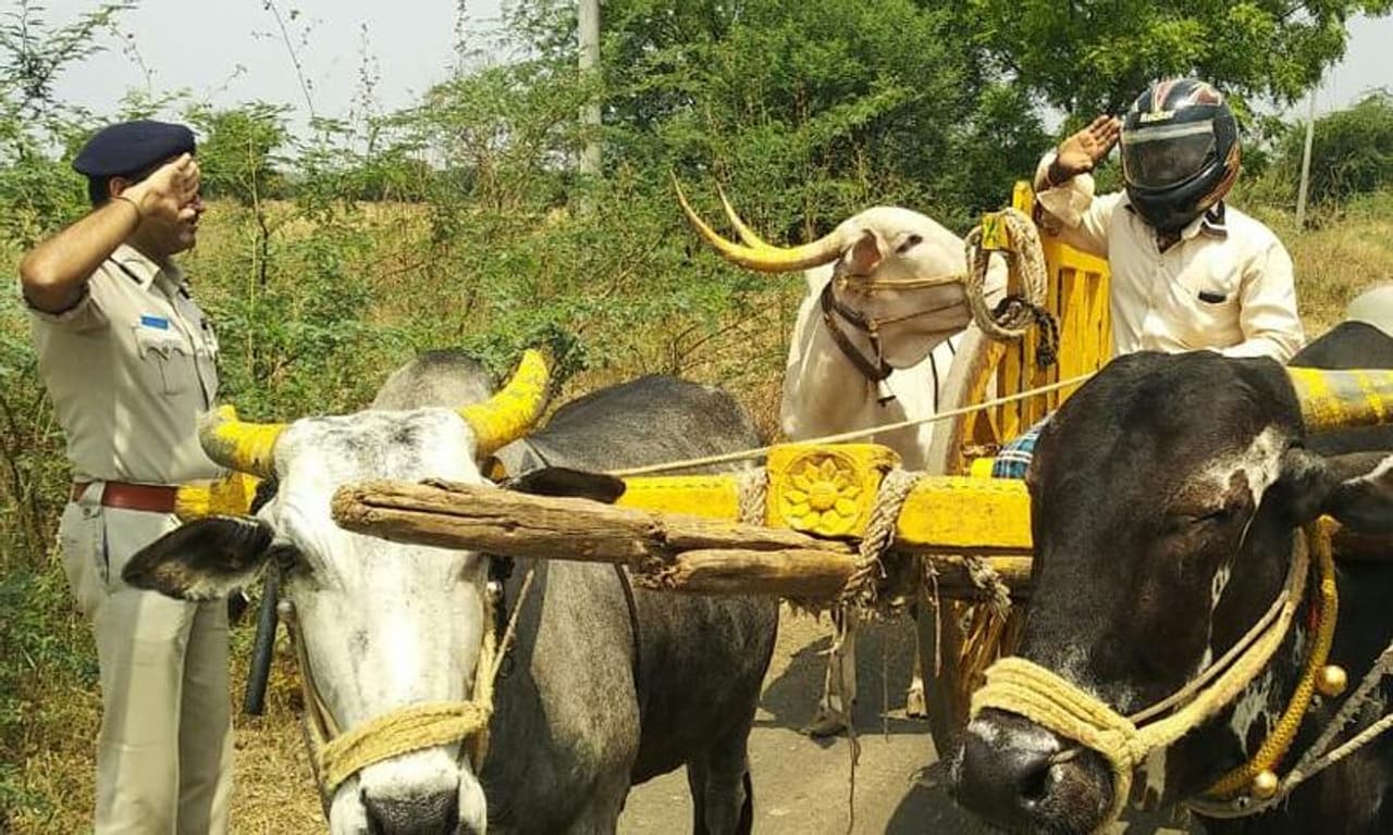 ರೈತನಿಗೆ ಪಿಎಸ್ಐ ಸೆಲ್ಯೂಟ್ ಹೊಡೆದ ವಿಡಿಯೋ ಭಾರೀ ವೈರಲ್ ರೈತನಿಗೆ ಪಿಎಸ್ಐ ಸೆಲ್ಯೂಟ್ ಹೊಡೆದ ವಿಡಿಯೋ ಭಾರೀ ವೈರಲ್