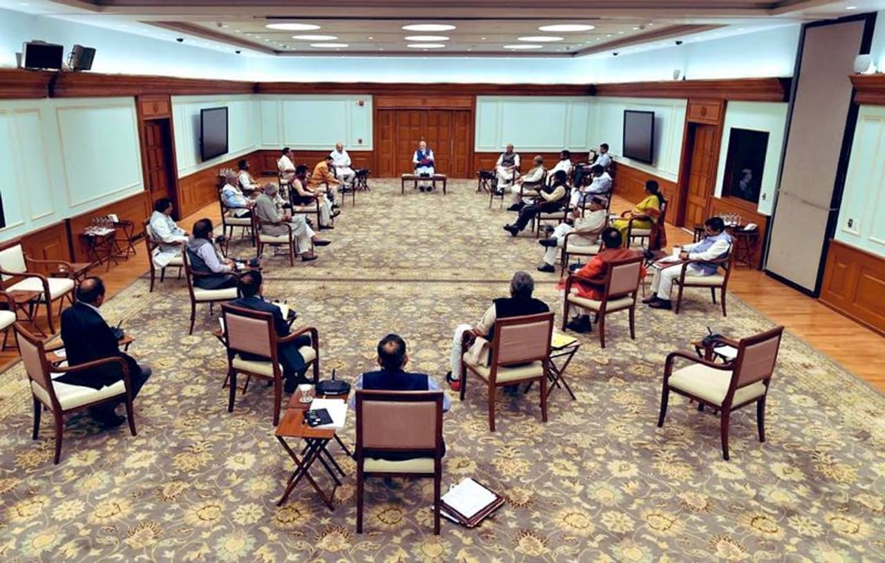 ದೆಹಲಿಯ ಪ್ರಧಾನ ಮಂತ್ರಿ ನಿವಾಸದಲ್ಲಿ ಇಂದು ಬುಧವಾರ ಬೆಳಗ್ಗೆ ನಡೆದ ಕ್ಯಾಭಿನೆಟ್ ಸಭೆಯಲ್ಲಿ #SocialDistancing ಮೊರೆ ಹೋದ ಸಚಿವರು! ದೆಹಲಿಯ ಪ್ರಧಾನ ಮಂತ್ರಿ ನಿವಾಸದಲ್ಲಿ ಇಂದು ಬುಧವಾರ ಬೆಳಗ್ಗೆ ನಡೆದ ಕ್ಯಾಭಿನೆಟ್ ಸಭೆಯಲ್ಲಿ #SocialDistancing ಮೊರೆ ಹೋದ ಸಚಿವರು!