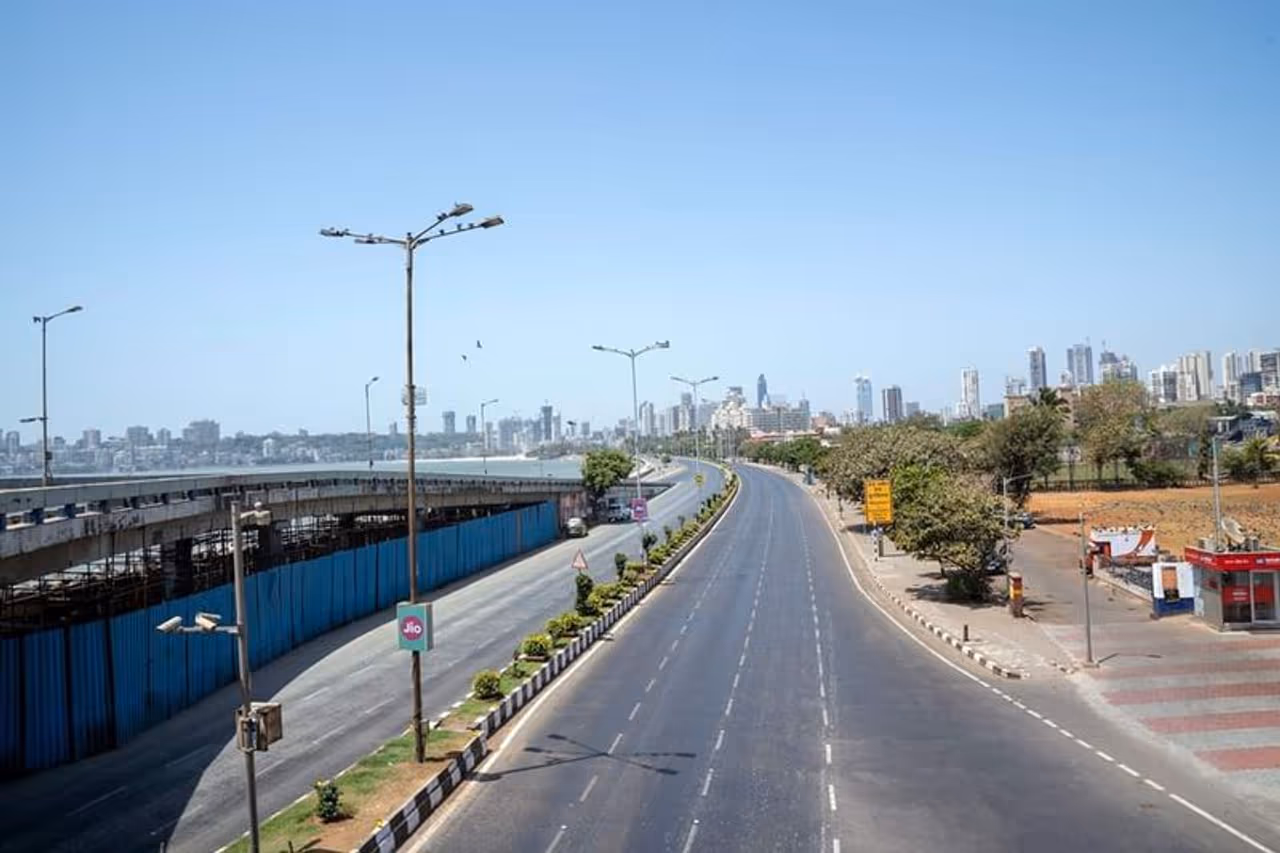 ನಿತ್ಯ ಸಾವಿರಾರು ಟ್ಯಾಕ್ಸಿ, ಖಾಸಗಿ ವಾಹನಗಳು ಓಡಾಡುವ ರಸ್ತೆಗಳು ಭಣಗುಟ್ಟುತ್ತಿರುವುದು. ನಿತ್ಯ ಸಾವಿರಾರು ಟ್ಯಾಕ್ಸಿ, ಖಾಸಗಿ ವಾಹನಗಳು ಓಡಾಡುವ ರಸ್ತೆಗಳು ಭಣಗುಟ್ಟುತ್ತಿರುವುದು.