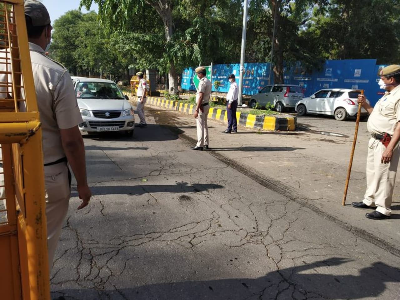 നിങ്ങളുടെ വീടുകളിലേക്ക് അവശ്യ സാധനങ്ങൾ എത്തിക്കുകയെന്നത് ഞങ്ങളുടെ ഉത്തരവാദിത്തമാണ്. അതിൽ ആശങ്ക വേണ്ട ക്രെജിവാൾ പറഞ്ഞു. നിങ്ങളുടെ വീടുകളിലേക്ക് അവശ്യ സാധനങ്ങൾ എത്തിക്കുകയെന്നത് ഞങ്ങളുടെ ഉത്തരവാദിത്തമാണ്. അതിൽ ആശങ്ക വേണ്ട ക്രെജിവാൾ പറഞ്ഞു.