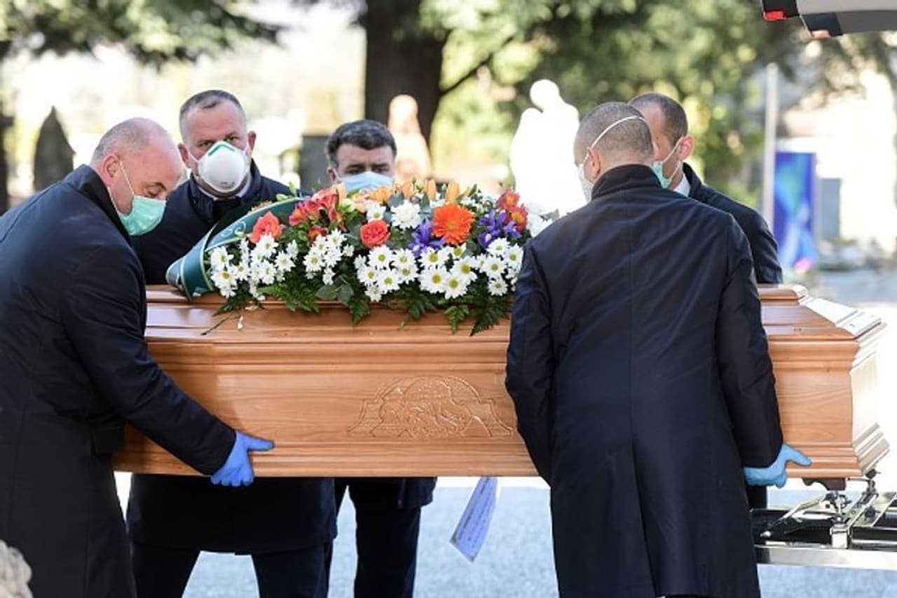 ಪುಟ್ಟ ರಾಷ್ಟ್ರ ಇಟಲಿಯಲ್ಲಿ 6 ಸಾವಿರಕ್ಕೂ ಅಧಿಕ ಮಂದಿಯನ್ನು ಬಲಿ ಪಡೆದಿರುವ ಕೊರೋನಾ ಅಟ್ಟಹಾಸ ಮುಂದುವರೆದಿದೆ. ಅತ್ತ ಇಂಗ್ಲೆಂಡ್‌ನಲ್ಲೂ ಕೊರೋನಾ ರುದ್ರ ನರ್ತನ ಆರಂಭವಾಗಿದ್ದು, ಈಗಾಗಲೇ ನಾಲ್ನೂರು ಮಂದಿಯನ್ನು ಬಲಿ ಪಡೆದಿದೆ.