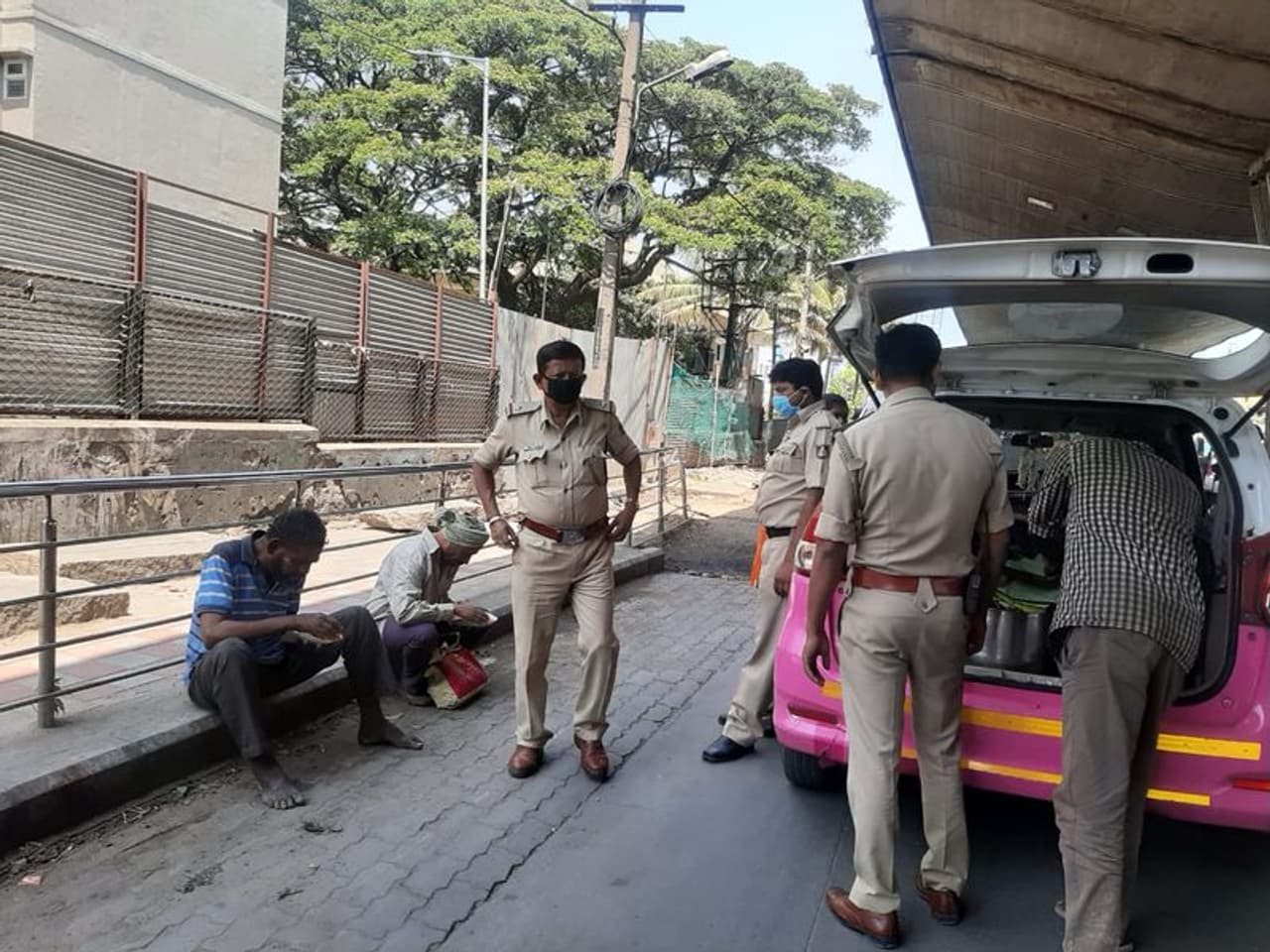 ಕೊರೋನಾ ಸಂಕಷ್ಟ ಕಾಲದಲ್ಲಿ ಹಸಿದವರ ಹೊಟ್ಟೆ ತುಂಬಿಸಿದ ಬೆಂಗಳೂರು ನಗರ ಪೊಲೀಸ್ರು ಕೊರೋನಾ ಸಂಕಷ್ಟ ಕಾಲದಲ್ಲಿ ಹಸಿದವರ ಹೊಟ್ಟೆ ತುಂಬಿಸಿದ ಬೆಂಗಳೂರು ನಗರ ಪೊಲೀಸ್ರು