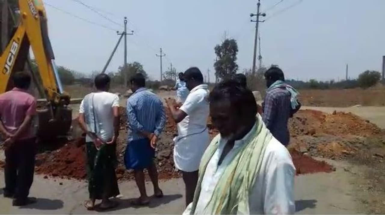 ಕೊರೋನಾ ವೈರಸ್ ಹೆಮ್ಮಾರಿ ಪ್ರವೇಶಿಸದಿರಲು ರಸ್ತೆಯನ್ನೇ ಕಡಿದ ಗ್ರಾಮಸ್ಥರು ಕೊರೋನಾ ವೈರಸ್ ಹೆಮ್ಮಾರಿ ಪ್ರವೇಶಿಸದಿರಲು ರಸ್ತೆಯನ್ನೇ ಕಡಿದ ಗ್ರಾಮಸ್ಥರು