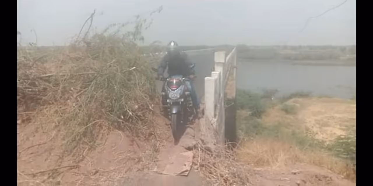 ಕೊರೋನಾ ಭೀತಿಯಿಂದ ಸಾಮಾಜಿ ಅಂತರ ಕಾಯ್ದುಕೊಳ್ಳಲು ಸೇತುವೆ ಮೇಲೆ ರಸ್ತೆ ಬಂದ್ ಮಾಡಿದ್ರೂ ಬಿಡದ ಜನರು. ಕೊರೋನಾ ಭೀತಿಯಿಂದ ಸಾಮಾಜಿ ಅಂತರ ಕಾಯ್ದುಕೊಳ್ಳಲು ಸೇತುವೆ ಮೇಲೆ ರಸ್ತೆ ಬಂದ್ ಮಾಡಿದ್ರೂ ಬಿಡದ ಜನರು.