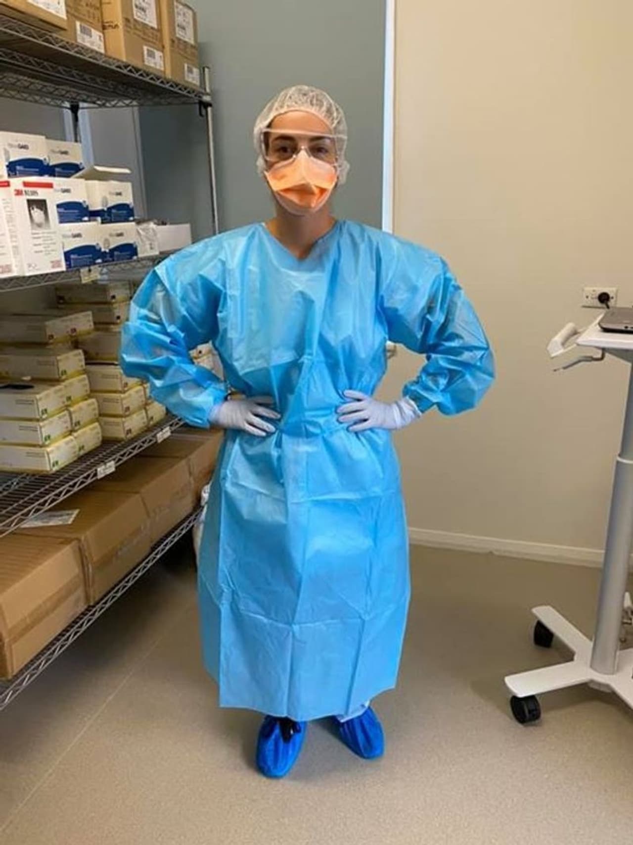 ಒಂದಷ್ಟು ಹೊತ್ತು ಸಾಮಾನ್ಯ ಮಾಸ್ಕ್ ಧರಿಸುವಾಗಲೇ ಹಿಂಸೆ ಎನಿಸುತ್ತದೆ. ಆದರೆ ಕೊರೋನಾ ವಿರುದ್ಧ ಹೋರಾಡುತ್ತಿರುವ ವೈದ್ಯರು ತಮ್ಮನ್ನು ತಾವು ಸಂಪೂರ್ಣ ಕವರ್ ಮಾಡಿಕೊಂಡು ದಪ್ಪದ ಮಾಸ್ಕ್ ಧರಿಸಿ 24 ಗಂಟೆ ಸೋಂಕಿತರ ಸೇವೆ ಮಾಡುತ್ತಿದ್ದಾರೆ. ಈ ಸಂದರ್ಭ ನಾವು ಮನೆಯಲ್ಲಿ ಕುಳಿತು ವೈದ್ಯರಿಗೆ ಇನ್ನೊಬ್ಬ ರೋಗಿಯನ್ನು ಕಡಿಮೆಗೊಳಿಸುವುದೇ ದೊಡ್ಡ ಕೆಲಸ ಒಂದಷ್ಟು ಹೊತ್ತು ಸಾಮಾನ್ಯ ಮಾಸ್ಕ್ ಧರಿಸುವಾಗಲೇ ಹಿಂಸೆ ಎನಿಸುತ್ತದೆ. ಆದರೆ ಕೊರೋನಾ ವಿರುದ್ಧ ಹೋರಾಡುತ್ತಿರುವ ವೈದ್ಯರು ತಮ್ಮನ್ನು ತಾವು ಸಂಪೂರ್ಣ ಕವರ್ ಮಾಡಿಕೊಂಡು ದಪ್ಪದ ಮಾಸ್ಕ್ ಧರಿಸಿ 24 ಗಂಟೆ ಸೋಂಕಿತರ ಸೇವೆ ಮಾಡುತ್ತಿದ್ದಾರೆ. ಈ ಸಂದರ್ಭ ನಾವು ಮನೆಯಲ್ಲಿ ಕುಳಿತು ವೈದ್ಯರಿಗೆ ಇನ್ನೊಬ್ಬ ರೋಗಿಯನ್ನು ಕಡಿಮೆಗೊಳಿಸುವುದೇ ದೊಡ್ಡ ಕೆಲಸ