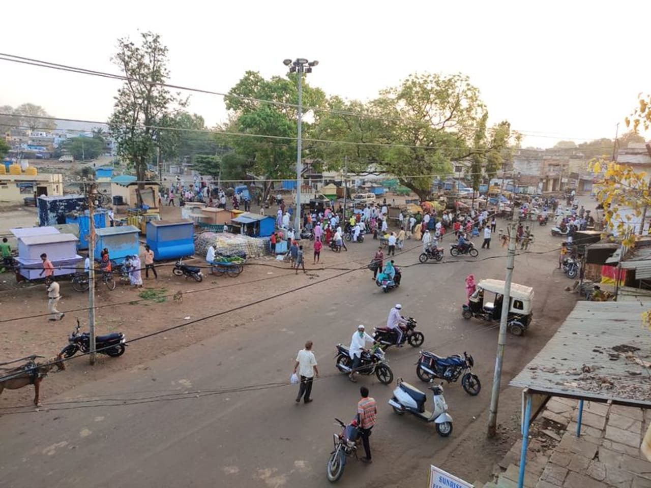 ಜಿಲ್ಲಾಡಳಿತ ಸೂಚನೆ ಧಿಕ್ಕರಿಸಿ ವಲ್ಲಭಾಯ್ ವೃತ್ತದ ಬಳಿ ಕಾಯಿಪಲ್ಲೆ ಮಾರುಕಟ್ಟೆ ಆರಂಭ ಜಿಲ್ಲಾಡಳಿತ ಸೂಚನೆ ಧಿಕ್ಕರಿಸಿ ವಲ್ಲಭಾಯ್ ವೃತ್ತದ ಬಳಿ ಕಾಯಿಪಲ್ಲೆ ಮಾರುಕಟ್ಟೆ ಆರಂಭ