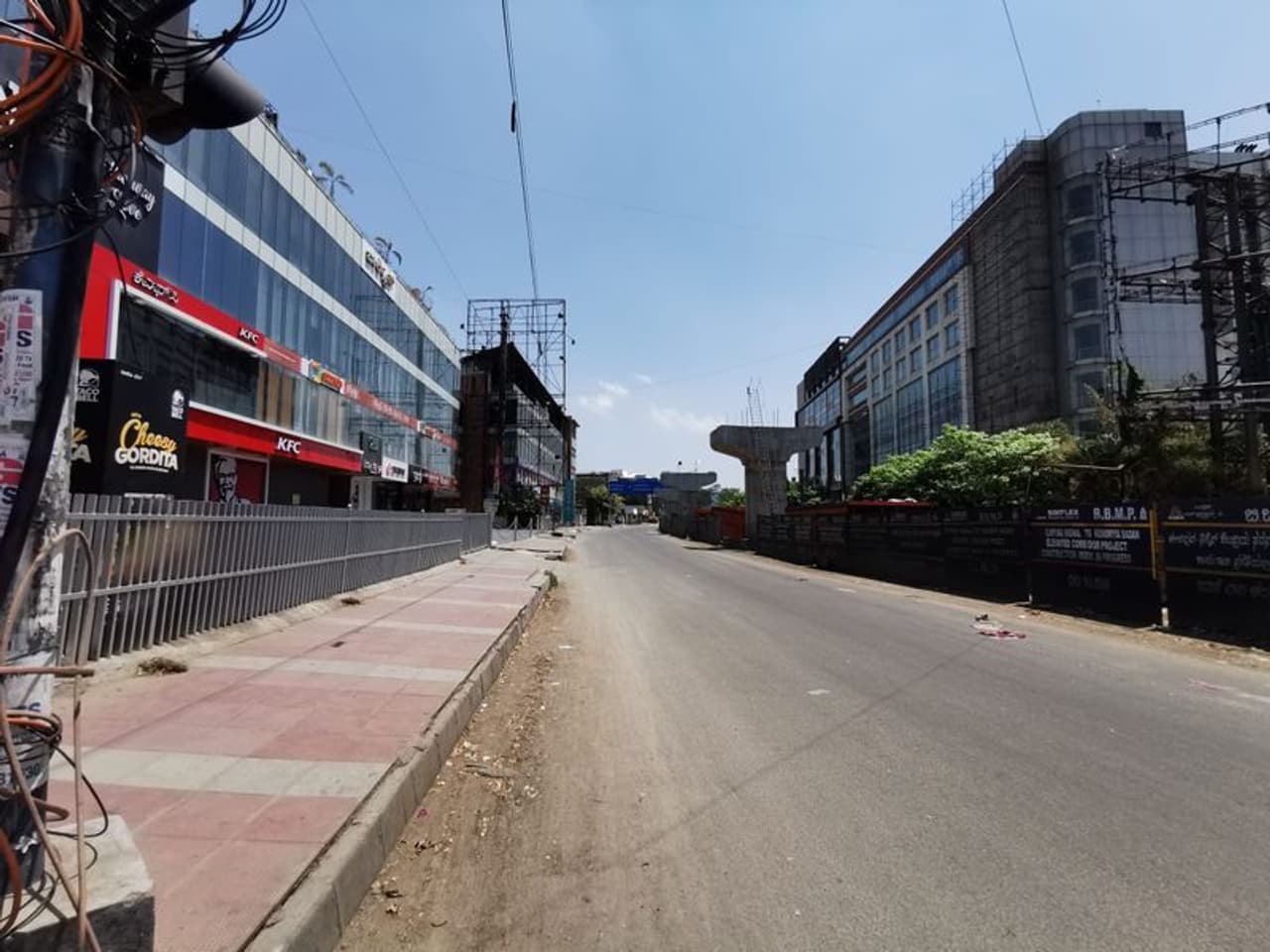 ಕಣ್ಣು ಹಾಯಿಸಿದ್ದಷ್ಟೂ ಖಾಲಿ ರೋಡು.. ಇದು ಬೆಂಗಳೂರಿನ ಸದ್ಯದ ದೃಶ್ಯ ಕಣ್ಣು ಹಾಯಿಸಿದ್ದಷ್ಟೂ ಖಾಲಿ ರೋಡು.. ಇದು ಬೆಂಗಳೂರಿನ ಸದ್ಯದ ದೃಶ್ಯ