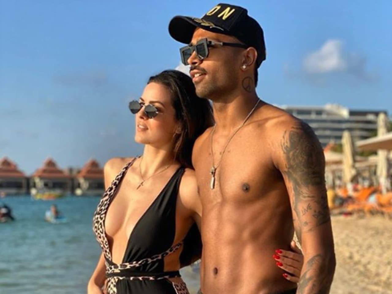 <p>2016ம் ஆண்டு முதல் இந்திய அணியில் ஆடி வரும் ஹர்திக் பாண்டியா, மிகக்குறுகிய காலத்தில் தனது அபாரமான திறமையாலும், சிறப்பான பங்களிப்பாலும் இந்திய அணியில் நிரந்தர இடத்தை பிடித்தவர். </p> <p>2016ம் ஆண்டு முதல் இந்திய அணியில் ஆடி வரும் ஹர்திக் பாண்டியா, மிகக்குறுகிய காலத்தில் தனது அபாரமான திறமையாலும், சிறப்பான பங்களிப்பாலும் இந்திய அணியில் நிரந்தர இடத்தை பிடித்தவர். </p>