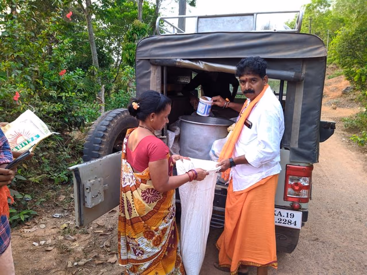 ದೇಶವೇ ಲಾಕ್ಡೌನ್ ಆಗಿ ಜನರು ದಿನಸಿ ಇಲ್ಲದೆ ಕಷ್ಟಪಡುವುದನ್ನು ತಪ್ಪಿಸಲು ವಿಟ್ಲದ ಯುವಕರ ತಂಡ ಮಾದರಿ ಕೆಲಸ ಮಾಡುತ್ತಿದೆ. ದೇಶವೇ ಲಾಕ್ಡೌನ್ ಆಗಿ ಜನರು ದಿನಸಿ ಇಲ್ಲದೆ ಕಷ್ಟಪಡುವುದನ್ನು ತಪ್ಪಿಸಲು ವಿಟ್ಲದ ಯುವಕರ ತಂಡ ಮಾದರಿ ಕೆಲಸ ಮಾಡುತ್ತಿದೆ.