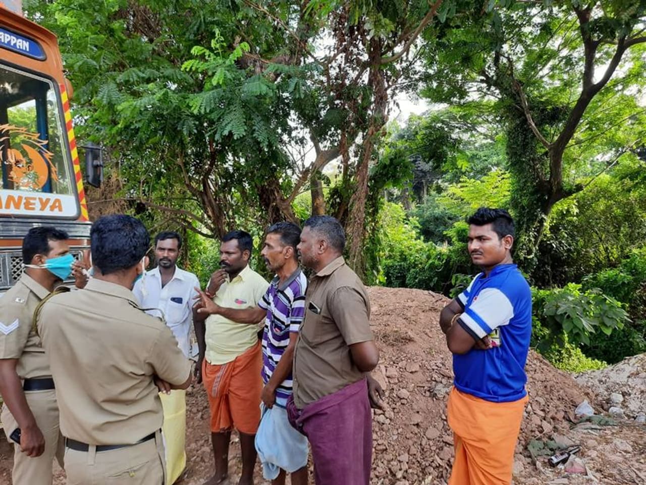 തമിഴ്നാട് നിന്ന് വന്ന് വര്ഷങ്ങളായി കണ്ണൂര് ജോലിനോക്കുന്ന നൂറ് കണക്കിന് തൊഴിലാളികളാണ് ലോക്ക് ഡൗണ് പ്രഖ്യാപിച്ചത് മുതല് നഗരത്തില്പ്പെട്ടു പോയത്. തമിഴ്നാട് നിന്ന് വന്ന് വര്ഷങ്ങളായി കണ്ണൂര് ജോലിനോക്കുന്ന നൂറ് കണക്കിന് തൊഴിലാളികളാണ് ലോക്ക് ഡൗണ് പ്രഖ്യാപിച്ചത് മുതല് നഗരത്തില്പ്പെട്ടു പോയത്.