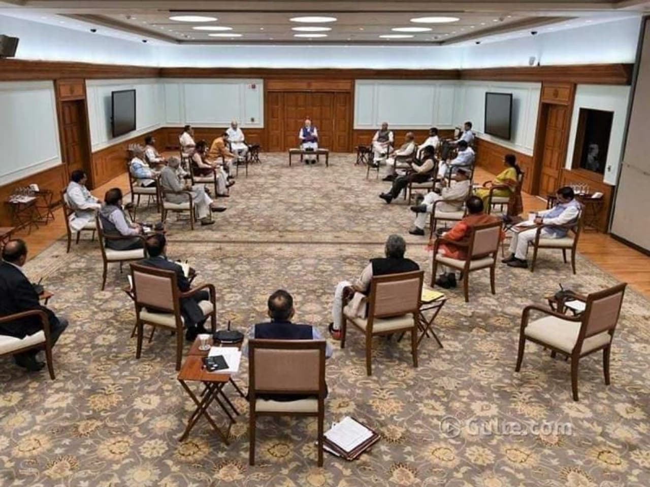 21 ದಿನಗಳ ಕಾಲ ಹೊರಗಡೆ ಬರಬೇಡಿ ಎಂದು ಮೋದಿ ಜನರಲ್ಲಿ ಮನವಿ ಮಾಡಿಕೊಂಡಿದ್ದರು. ಅಲ್ಲದೇ ಸಾಮಾಜಿಕ ಅಂತರ ಕಾಯ್ದುಕೊಳ್ಳಿ ಎಂದು ಕರೆ ನೀಡಿದ್ದರು. ಇದರ ಬೆನ್ನಲ್ಲೇ ಮೋದಿ ಕ್ಯಾಬಿನೆಟ್ ಸಭೆ ನಡೆಸಿದ್ದು. ಆ ಸಭೆಯಲ್ಲಿ ಸೋಷಿಯಲ್ ಡಿಸ್ಟೆನ್ಸ್ ಕಾಪಾಡಿಕೊಂಡು ಮಾದರಿಯಾಗಿದ್ದರು. 21 ದಿನಗಳ ಕಾಲ ಹೊರಗಡೆ ಬರಬೇಡಿ ಎಂದು ಮೋದಿ ಜನರಲ್ಲಿ ಮನವಿ ಮಾಡಿಕೊಂಡಿದ್ದರು. ಅಲ್ಲದೇ ಸಾಮಾಜಿಕ ಅಂತರ ಕಾಯ್ದುಕೊಳ್ಳಿ ಎಂದು ಕರೆ ನೀಡಿದ್ದರು. ಇದರ ಬೆನ್ನಲ್ಲೇ ಮೋದಿ ಕ್ಯಾಬಿನೆಟ್ ಸಭೆ ನಡೆಸಿದ್ದು. ಆ ಸಭೆಯಲ್ಲಿ ಸೋಷಿಯಲ್ ಡಿಸ್ಟೆನ್ಸ್ ಕಾಪಾಡಿಕೊಂಡು ಮಾದರಿಯಾಗಿದ್ದರು.