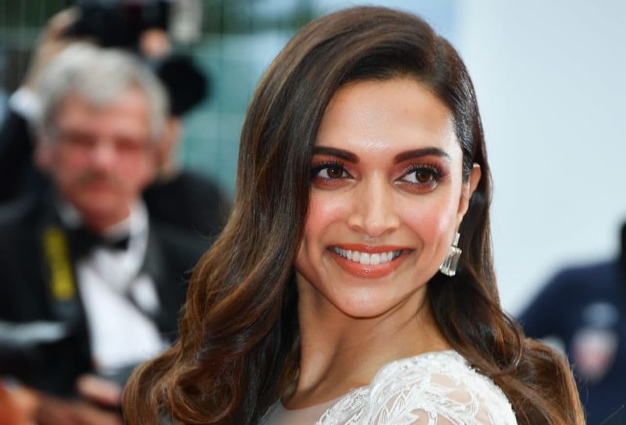Bollywood actress Deepika Padukone, who stays at her Prabhadevi, Mumbai flat with husband Ranveer Singh, set the weekend mood. Bollywood actress Deepika Padukone, who stays at her Prabhadevi, Mumbai flat with husband Ranveer Singh, set the weekend mood.