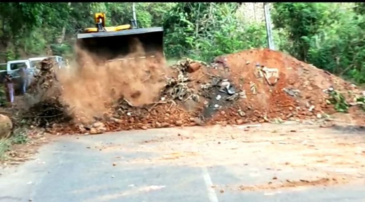 ರಸ್ತೆಯ ತುಂಬ ಮಣ್ಣು ಹಾಕಿ ರಸ್ತೆಯನ್ನು ಸಂಪೂರ್ಣವಾಗಿ ಮುಚ್ಚಿರುವುದು
