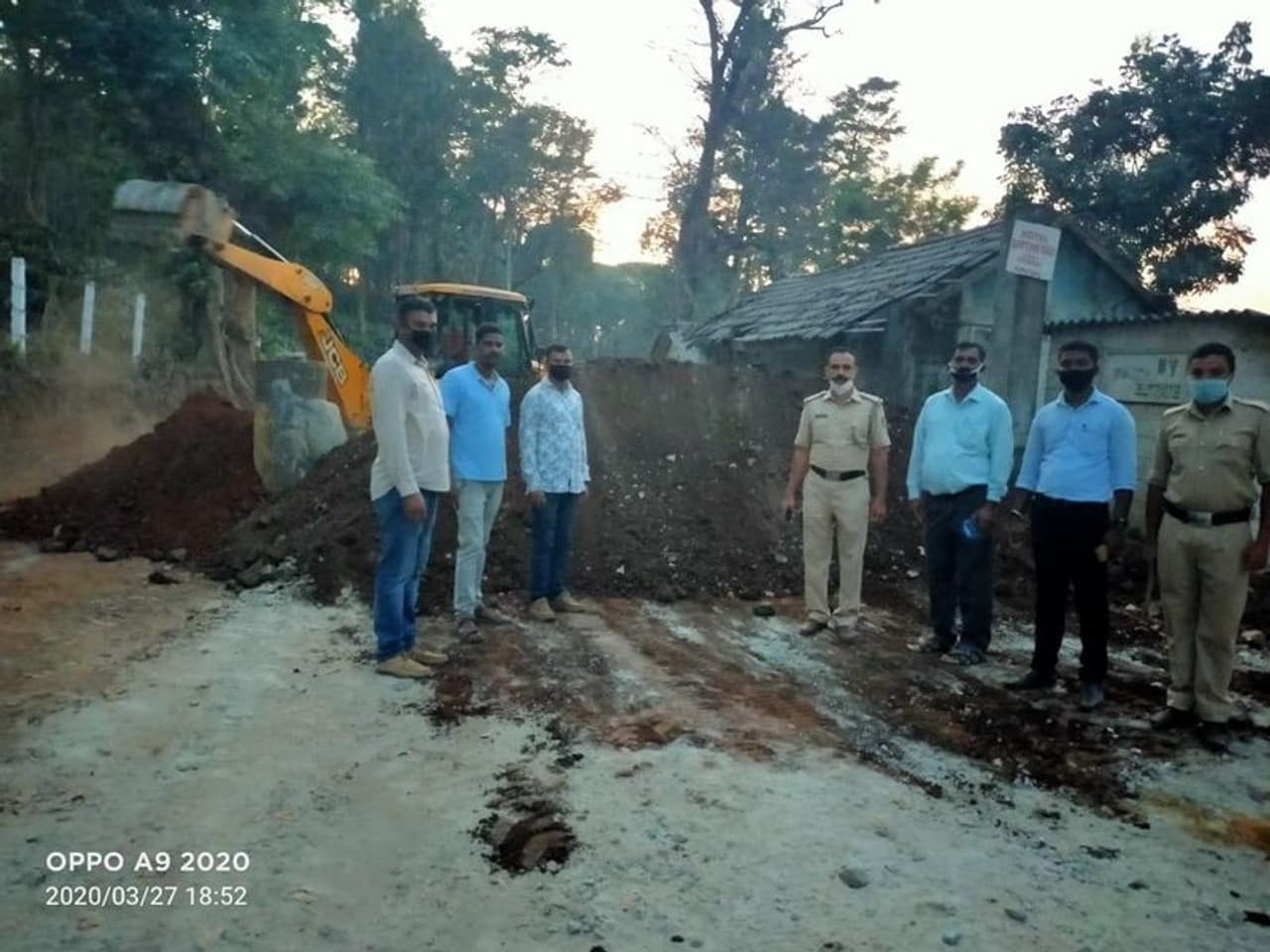 <p>ಕೊರೋನಾ ವೈರಸ್ ಪ್ರಕರಣ ಕೇರಳದಲ್ಲಿ ಹೆಚ್ಚಿದ ಸಂದರ್ಭ ಕೊಡಗಿನಲ್ಲಿ ಪೊಲೀಸರು, ಸ್ಥಳೀಯರು ಸೇರಿ ಚೆಕ್ಪೋಸ್ಟ್ಗಳಲ್ಲಿ ರಸ್ತೆಗಳನ್ನು ಬ್ಲಾಕ್ ಮಾಡಿರುವುದು</p> <p>ಕೊರೋನಾ ವೈರಸ್ ಪ್ರಕರಣ ಕೇರಳದಲ್ಲಿ ಹೆಚ್ಚಿದ ಸಂದರ್ಭ ಕೊಡಗಿನಲ್ಲಿ ಪೊಲೀಸರು, ಸ್ಥಳೀಯರು ಸೇರಿ ಚೆಕ್ಪೋಸ್ಟ್ಗಳಲ್ಲಿ ರಸ್ತೆಗಳನ್ನು ಬ್ಲಾಕ್ ಮಾಡಿರುವುದು</p>