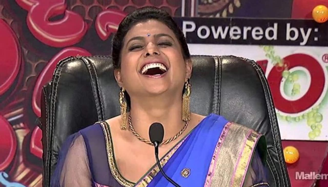 నిత్యం రాజకీయాలు, జబర్దస్త్ షోలతో బిజీ బిజీగా ఉండే ఎమ్మెల్యే రోజాకి లాక్ డౌన్ పుణ్యమా్ని.. కుటుంబంతో గడిపే సమయం దొరికింది. మామూలుగా అయితే.. రాజకీయాల్లో ఉండేవారికి కుటుంబంతో గడిపే సమయం దొరకదు. నిత్యం రాజకీయాలు, జబర్దస్త్ షోలతో బిజీ బిజీగా ఉండే ఎమ్మెల్యే రోజాకి లాక్ డౌన్ పుణ్యమా్ని.. కుటుంబంతో గడిపే సమయం దొరికింది. మామూలుగా అయితే.. రాజకీయాల్లో ఉండేవారికి కుటుంబంతో గడిపే సమయం దొరకదు.