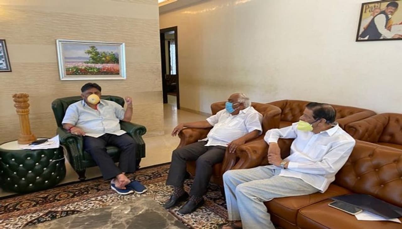 ಕೊರೋನಾ ವೈರಸ್ ಜನಜಾಗೃತಿಗೆ ಬೀದಿಗಿಳಿದ ಮಾಜಿ ಸಚಿವ ಕೆ.ಜೆ ಜಾರ್ಜ್ ಕೊರೋನಾ ವೈರಸ್ ಜನಜಾಗೃತಿಗೆ ಬೀದಿಗಿಳಿದ ಮಾಜಿ ಸಚಿವ ಕೆ.ಜೆ ಜಾರ್ಜ್