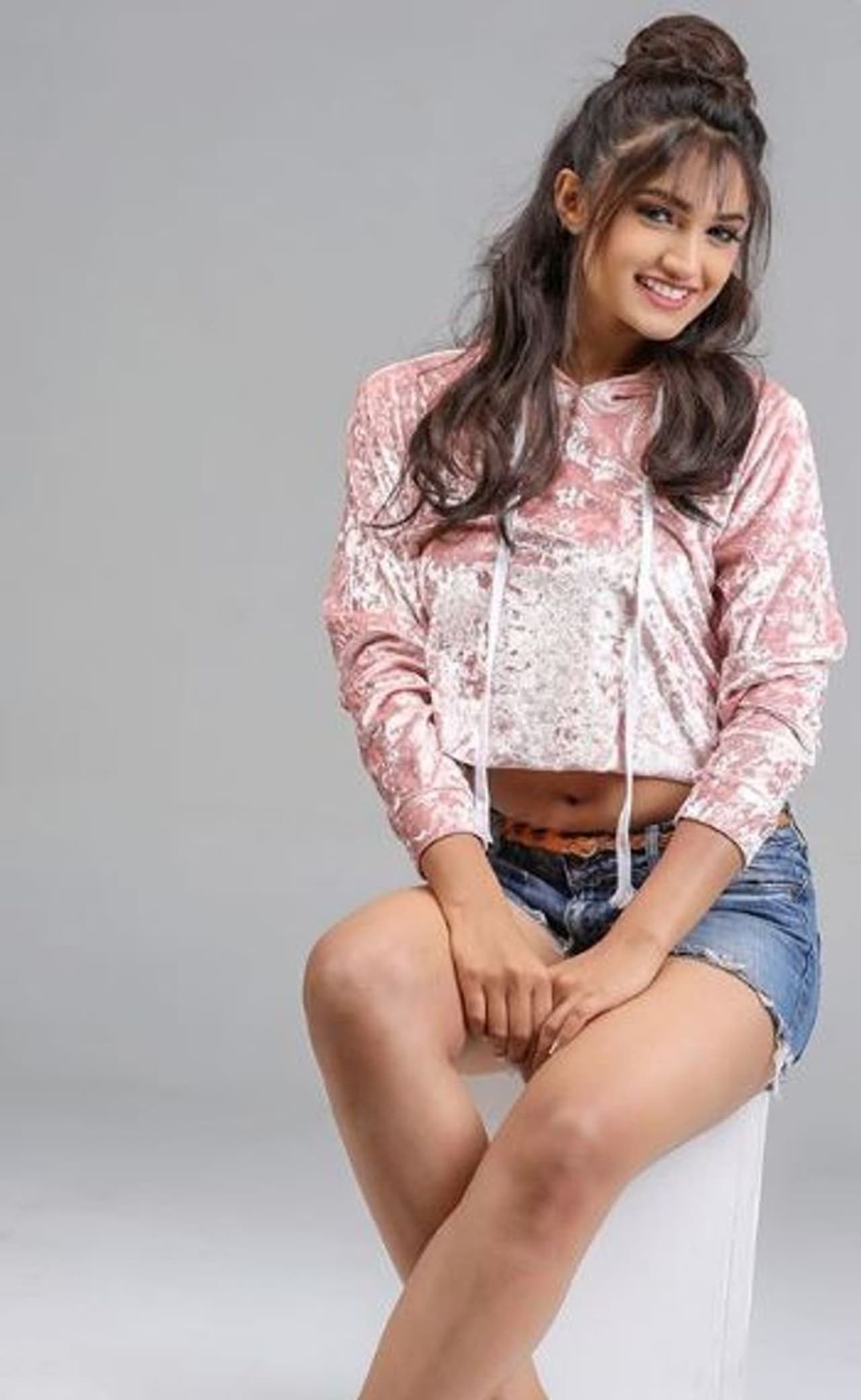 ರೀಷ್ಮಾ ಮೂಲತಃ ಕೊಡಗಿನ ಕುವರಿ. ರೀಷ್ಮಾ ಮೂಲತಃ ಕೊಡಗಿನ ಕುವರಿ.