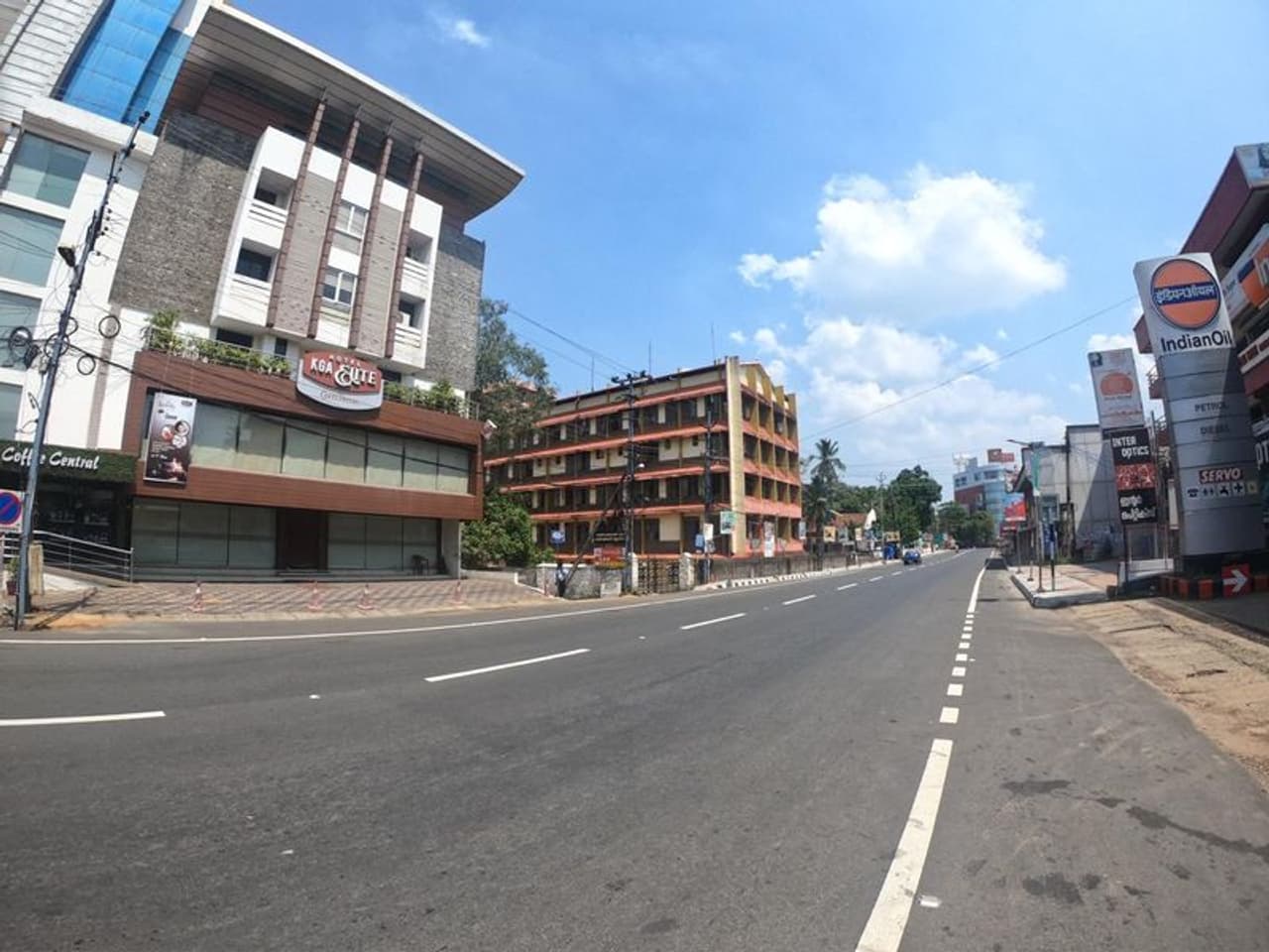 കൊവിഡ് 19 ന്റെ വ്യാപനത്തെ തുടര്ന്ന് തിരുവല്ല നഗരം തീര്ത്തും നിശബ്ദമാണ്. കമ്മ്യൂണിറ്റി കിച്ചണില് നിന്നുള്ള ഭക്ഷണവുമായി പോകുന്നവരും ആരോഗ്യ പ്രവര്ത്തകരും പൊലീസുകാരും അവശ്യസര്വ്വീസ് നടത്തുന്നവരും വല്ലപ്പോഴും നഗരത്തില് പ്രത്യക്ഷപ്പെടുന്നു. കൊവിഡ് 19 ന്റെ വ്യാപനത്തെ തുടര്ന്ന് തിരുവല്ല നഗരം തീര്ത്തും നിശബ്ദമാണ്. കമ്മ്യൂണിറ്റി കിച്ചണില് നിന്നുള്ള ഭക്ഷണവുമായി പോകുന്നവരും ആരോഗ്യ പ്രവര്ത്തകരും പൊലീസുകാരും അവശ്യസര്വ്വീസ് നടത്തുന്നവരും വല്ലപ്പോഴും നഗരത്തില് പ്രത്യക്ഷപ്പെടുന്നു.