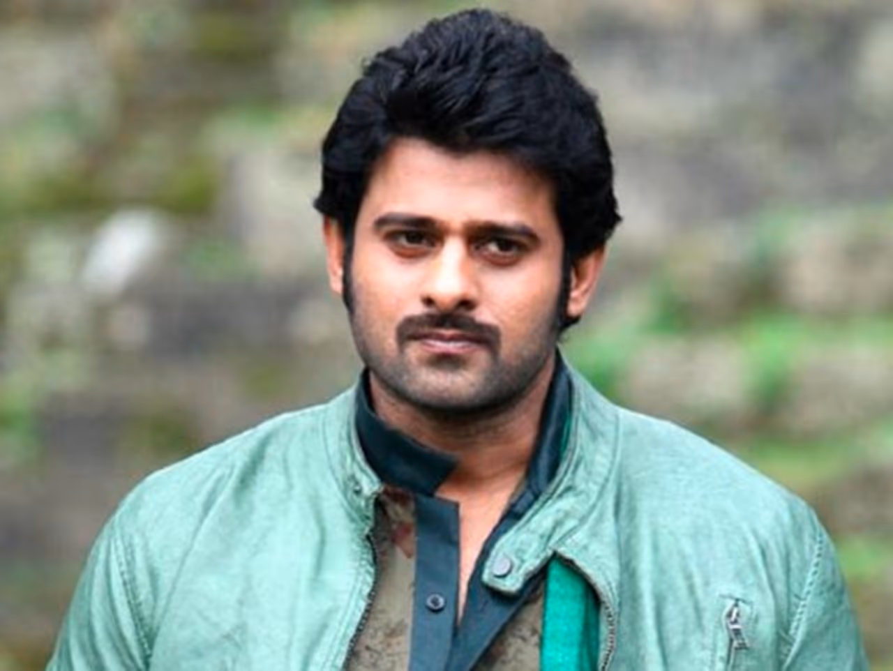 ಬಾಹುಬಲಿ ಖ್ಯಾತಿಯ ನಟ ಪ್ರಭಾಸ್ ಕೊರೋನಾ ವೈರಸ್ ವಿರುದ್ಧ ಹೋರಾಡಲು ಆಂಧ್ರಪ್ರದೇಶ ಮತ್ತು ತೆಲಂಗಾಣ ಸಿಎಂ ಪರಿಹಾರ ನಿಧಿಗೆ 1 ಒಂದು ಕೋಟಿ ನೀಡಿದ್ದಾರೆ.