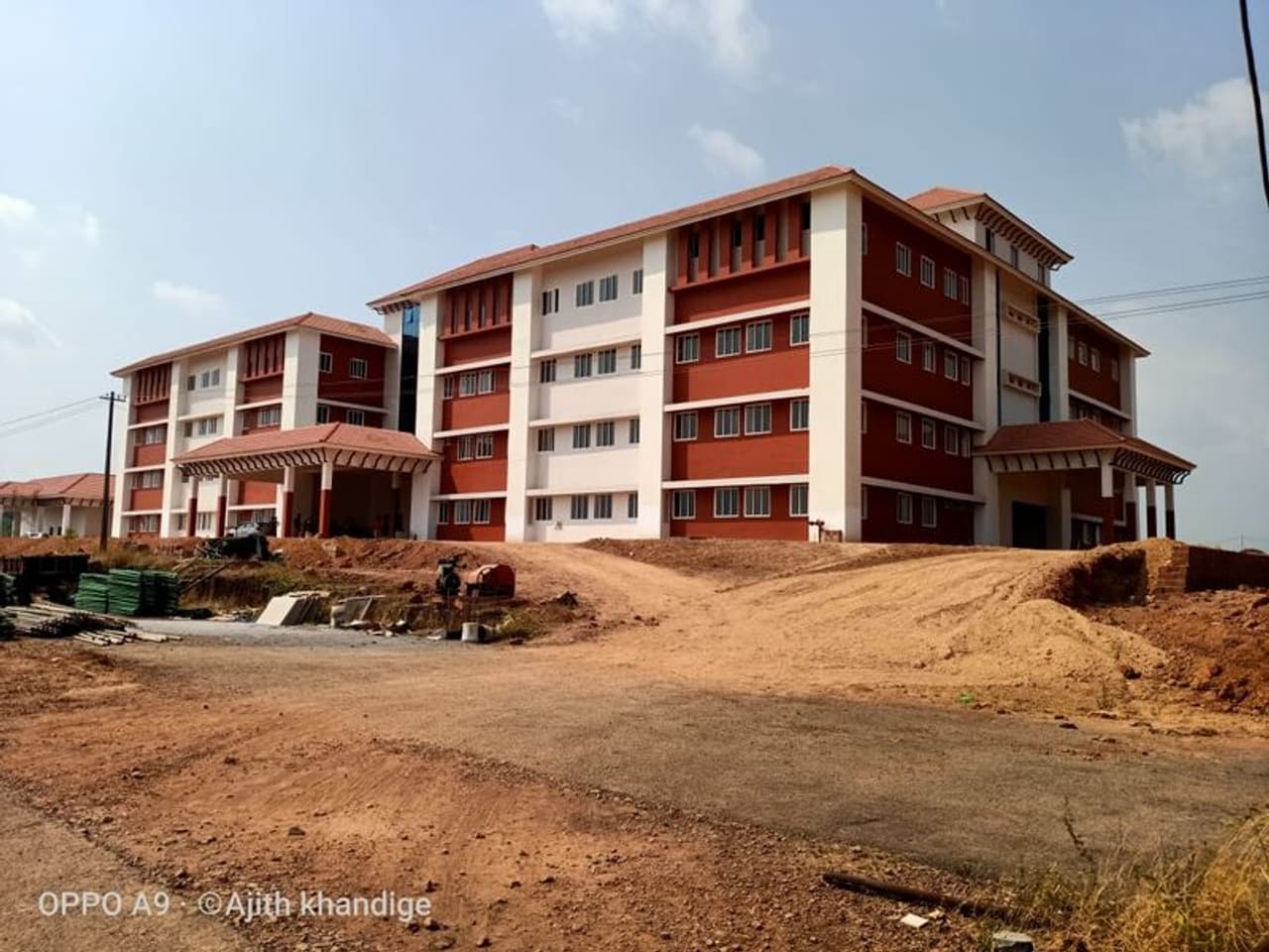 ಕಾಸರಗೋಡು ಜಿಲ್ಲೆಯ ಪೆರ್ಲ ಸಮೀಪದ ಉಕ್ಕಿನಡ್ಕದಲ್ಲಿರುವ ಮೆಡಿಕಲ್ ಕಾಲೇಜು ಕಟ್ಟಡ ಕಾಸರಗೋಡು ಜಿಲ್ಲೆಯ ಪೆರ್ಲ ಸಮೀಪದ ಉಕ್ಕಿನಡ್ಕದಲ್ಲಿರುವ ಮೆಡಿಕಲ್ ಕಾಲೇಜು ಕಟ್ಟಡ