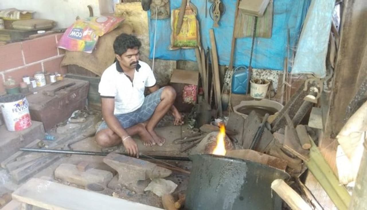 తాజాగా ఈ చిత్ర సంగీత దర్శకుడు రవీ బస్రూర్ తన సోషల్ మీడియా పేజ్ లో ఆసక్తికర వీడియోను పోస్ట్ చేశాడు. కరోనా ఎఫెక్ట్ కారణంగా దేశమంతా లాక్ డౌన్ ప్రకటించిన సంగతి తెలిసిందే. దీంతో అన్ని సినిమాల షూటింగ్ లు ఆపేశారు. దీంతో కేజీఎఫ్ సినిమా షూటింగ్ కూడా ఆగిపోయింది. తాజాగా ఈ చిత్ర సంగీత దర్శకుడు రవీ బస్రూర్ తన సోషల్ మీడియా పేజ్ లో ఆసక్తికర వీడియోను పోస్ట్ చేశాడు. కరోనా ఎఫెక్ట్ కారణంగా దేశమంతా లాక్ డౌన్ ప్రకటించిన సంగతి తెలిసిందే. దీంతో అన్ని సినిమాల షూటింగ్ లు ఆపేశారు. దీంతో కేజీఎఫ్ సినిమా షూటింగ్ కూడా ఆగిపోయింది.