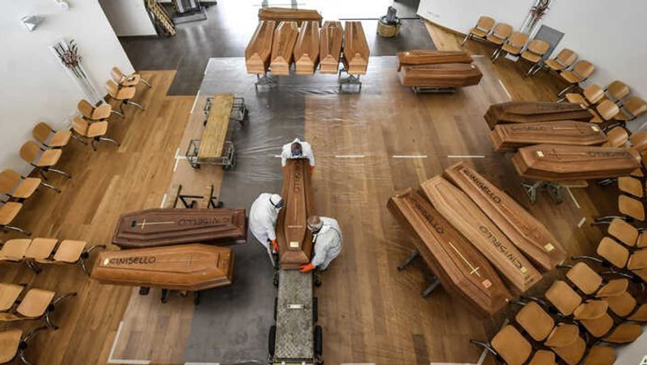 ಚೀನಾದಿಂದ ಹಬ್ಬಿದ ಈ ಮಾರಕ ವೈರಸ್ನಿಂದ ಈವರೆಗೆ ವಿಶ್ವದೆಲ್ಲೆಡೆ ಒಟ್ಟು 30 ಸಾವಿರಕ್ಕೂ ಹೆಚ್ಚು ಮಂದಿ ಬಲಿಯಾಗಿದ್ದಾರೆ. ಹೀಗಿರುವಾಗ ಚೀನಾದಲ್ಲಿ ಪರಿಸ್ಥಿತಿ ನಿಯಂತ್ರಣಕ್ಕೆ ಬಂದಿದೆ. ಹೀಗಿದ್ದರೂ ಅಲ್ಲಿ 3300 ಮಂದಿ ಬಲಿಯಾಗಿದ್ದು, 81 ಸಾವಿರಕ್ಕೂ ಅಧಿಕ ಮಂದಿ ಸೋಂಕಿತರಿದ್ದಾರೆಂಬುವುದು ಉಲ್ಲೇಖನೀಯ. ಚೀನಾದಿಂದ ಹಬ್ಬಿದ ಈ ಮಾರಕ ವೈರಸ್ನಿಂದ ಈವರೆಗೆ ವಿಶ್ವದೆಲ್ಲೆಡೆ ಒಟ್ಟು 30 ಸಾವಿರಕ್ಕೂ ಹೆಚ್ಚು ಮಂದಿ ಬಲಿಯಾಗಿದ್ದಾರೆ. ಹೀಗಿರುವಾಗ ಚೀನಾದಲ್ಲಿ ಪರಿಸ್ಥಿತಿ ನಿಯಂತ್ರಣಕ್ಕೆ ಬಂದಿದೆ. ಹೀಗಿದ್ದರೂ ಅಲ್ಲಿ 3300 ಮಂದಿ ಬಲಿಯಾಗಿದ್ದು, 81 ಸಾವಿರಕ್ಕೂ ಅಧಿಕ ಮಂದಿ ಸೋಂಕಿತರಿದ್ದಾರೆಂಬುವುದು ಉಲ್ಲೇಖನೀಯ.