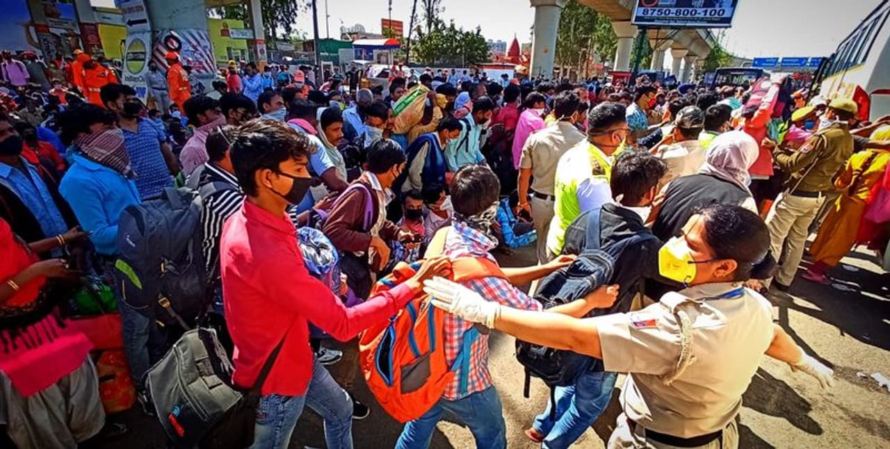 കൊവിഡ് 19 വൈറസ് ഭീതി ചൈനയില് നിന്ന് യൂറോപിലേക്കും അമേരിക്കയിലേക്കും വ്യാപിച്ചപ്പോഴാണ് ഇന്ത്യന് ഭരണകൂടവും രോഗവ്യാപനത്തെ കുറിച്ച് ആലോചിക്കുന്നത്. എന്നാല്, അവശ്യമായ സമയം ലഭ്യമായിരുന്നിട്ടും പെട്ടെന്നായിരുന്നു രാജ്യം ലോക്ക് ഡൗണിലേക്ക് പോയത്. കൊവിഡ് 19 വൈറസ് ഭീതി ചൈനയില് നിന്ന് യൂറോപിലേക്കും അമേരിക്കയിലേക്കും വ്യാപിച്ചപ്പോഴാണ് ഇന്ത്യന് ഭരണകൂടവും രോഗവ്യാപനത്തെ കുറിച്ച് ആലോചിക്കുന്നത്. എന്നാല്, അവശ്യമായ സമയം ലഭ്യമായിരുന്നിട്ടും പെട്ടെന്നായിരുന്നു രാജ്യം ലോക്ക് ഡൗണിലേക്ക് പോയത്.