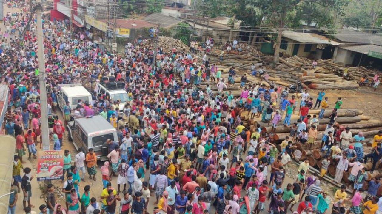 ഇന്നലെ ഇതരസംസ്ഥാന തൊഴിലാളികൾ പ്രതിഷേധം നടത്തിയ പായിപ്പാട് ഇന്ന് ഒരു ഇതരസംസ്ഥാനതൊഴിലാളിയെ പൊലീസ് അറസ്റ്റ് ചെയ്തു. ലോക്ക് ഡൗൺ നിർദേശം ലംഘിച്ച് പുറത്തിറങ്ങിയതിനാണ് ഒരു ഇതരസംസ്ഥാന തൊഴിലാളിയെ പൊലീസ് അറസ്റ്റ് ചെയ്തത്. ഇന്നലെ ഇതരസംസ്ഥാന തൊഴിലാളികൾ പ്രതിഷേധം നടത്തിയ പായിപ്പാട് ഇന്ന് ഒരു ഇതരസംസ്ഥാനതൊഴിലാളിയെ പൊലീസ് അറസ്റ്റ് ചെയ്തു. ലോക്ക് ഡൗൺ നിർദേശം ലംഘിച്ച് പുറത്തിറങ്ങിയതിനാണ് ഒരു ഇതരസംസ്ഥാന തൊഴിലാളിയെ പൊലീസ് അറസ്റ്റ് ചെയ്തത്.