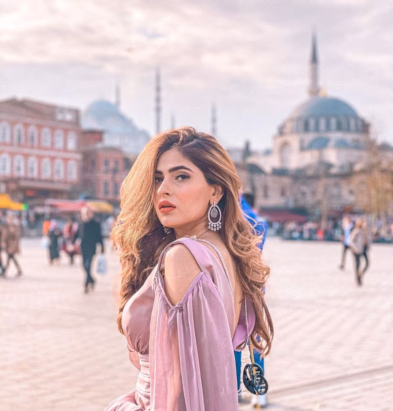 (Courtesy: Instagram)కరిష్మా శర్మ అందం ముందు బడా హీరోయిన్లు సైతం దిగదుడుపు అనిపించక మానదు. (Courtesy: Instagram)కరిష్మా శర్మ అందం ముందు బడా హీరోయిన్లు సైతం దిగదుడుపు అనిపించక మానదు.