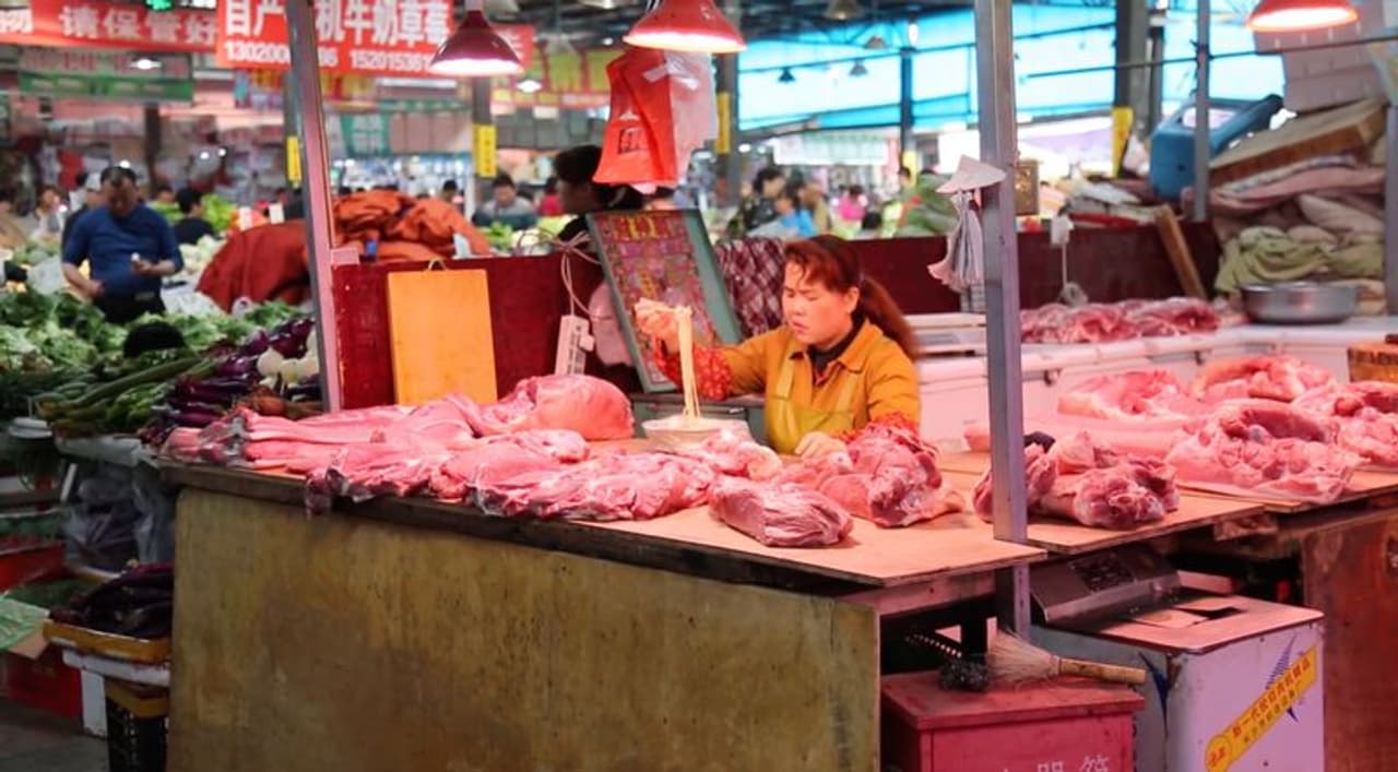 ವುಹಾನ್ನ ಭಯಾನಕ ಮಾಂಸದ ಮಾರುಕಟ್ಟೆ ಎರಡು ತಿಂಗಳ ಕಠಿಣ ಲಾಕ್ಡೌನ್ ತೆರವುಗೊಳಿಸಿದ ಬಳಿಕ ಮತ್ತೆ ಓಪನ್ ಆಗಿದೆ. ವುಹಾನ್ನ ಭಯಾನಕ ಮಾಂಸದ ಮಾರುಕಟ್ಟೆ ಎರಡು ತಿಂಗಳ ಕಠಿಣ ಲಾಕ್ಡೌನ್ ತೆರವುಗೊಳಿಸಿದ ಬಳಿಕ ಮತ್ತೆ ಓಪನ್ ಆಗಿದೆ.