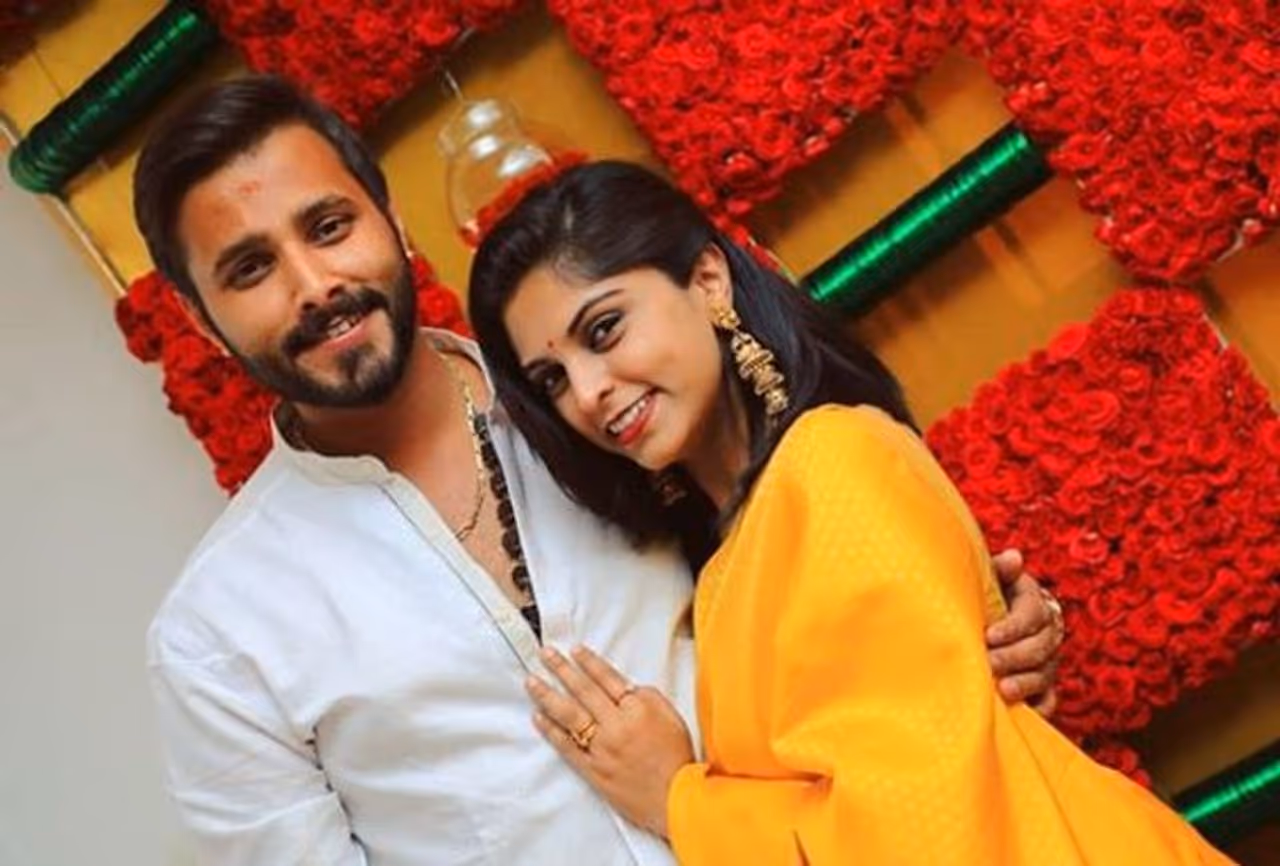 ಜಗನ್ನಾಥ್ ಮೂರು ವರ್ಷಗಳಿಂದ ಪ್ರೀತಿಸುತ್ತಿದ ಹುಡುಗಿ ರಕ್ಷಿತಾ. ಜಗನ್ನಾಥ್ ಮೂರು ವರ್ಷಗಳಿಂದ ಪ್ರೀತಿಸುತ್ತಿದ ಹುಡುಗಿ ರಕ್ಷಿತಾ.