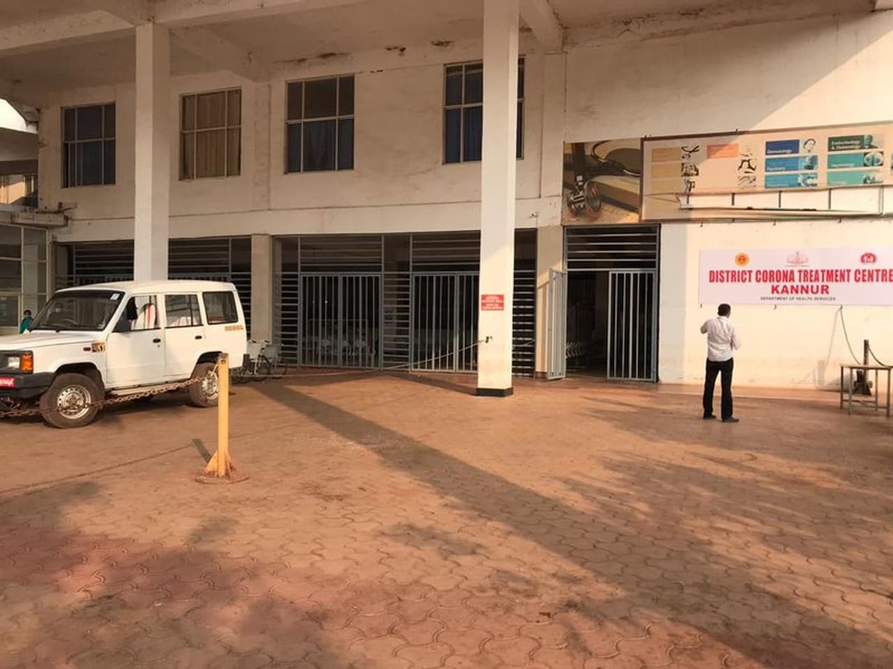 കൊവിഡ് രോഗബാധിതര്ക്കായി 400 ബെഡ്ഡുകളാണ് അഞ്ചരക്കണ്ടി മെഡിക്കല് കോളേജില് തയ്യാറാക്കിയിരിക്കുന്നത്. 10 വെന്റിലേറ്ററുകളും ആശുപത്രിയില് ഒരുക്കി. അടിയന്തരഘട്ടത്തില് കൂടുതലായി ആയിരം കിടക്കകള് കൂടി ഉപയോഗിക്കാനുള്ള അടിസ്ഥാന സൗകര്യവും ഇവിടെ ഒരുക്കിയിട്ടുണ്ട്. കൊവിഡ് രോഗബാധിതര്ക്കായി 400 ബെഡ്ഡുകളാണ് അഞ്ചരക്കണ്ടി മെഡിക്കല് കോളേജില് തയ്യാറാക്കിയിരിക്കുന്നത്. 10 വെന്റിലേറ്ററുകളും ആശുപത്രിയില് ഒരുക്കി. അടിയന്തരഘട്ടത്തില് കൂടുതലായി ആയിരം കിടക്കകള് കൂടി ഉപയോഗിക്കാനുള്ള അടിസ്ഥാന സൗകര്യവും ഇവിടെ ഒരുക്കിയിട്ടുണ്ട്.