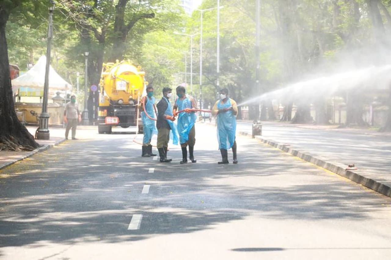 ഏറെ ആശങ്കയോടെയാണ് ഇന്നും കേരളം കൊവിഡ്19ന്‍റെ മുന്നില്‍ നില്‍ക്കുന്നത്. മറ്റ് രാജ്യങ്ങളിലെ പോലെ ഇവിടെ ആദ്യ കൊവിഡ് 19 റിപ്പോര്‍ട്ട് ചെയ്തതിന് ശേഷമുണ്ടായിരുന്നത് പോലുള്ള സമൂഹവ്യാപനം ഇതുവരെ നടന്നിട്ടില്ലെന്നത് മാത്രമാണ് ഇപ്പോഴും ആശ്വാസം നല്‍കുന്നത്.