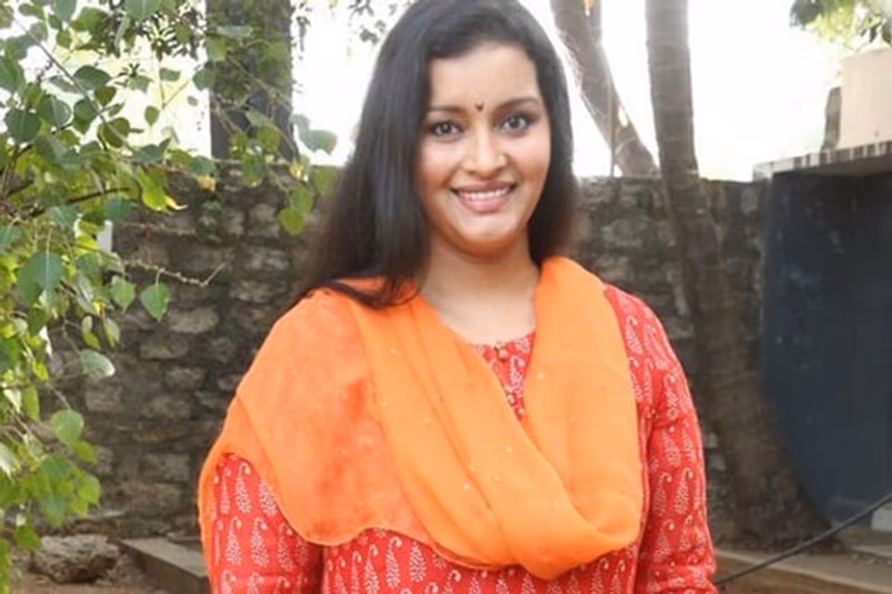 నటి రేణు దేశాయ్ కి, ఆన్లైన్ లో చికాకు తెప్పించే అభిమానులకి మధ్య చాలా రోజులుగా సోషల్ మీడియాలో వాదన జరుగుతూనే ఉంది. పవన్ కళ్యాణ్ నుంచి విడిపోయాక రేణు దేశాయ్ ఒంటరిగా ఉంటూ పిల్లల బాగోగులు చూసుకుంటున్నారు. తన గౌరవానికి, ఆత్మాభిమానానికి భాగం వాటిల్లేలా చిన్న మాట వచ్చినా రేణు ఊరుకోరు. అంతే ఘాటుగా బదులిస్తారు. నటి రేణు దేశాయ్ కి, ఆన్లైన్ లో చికాకు తెప్పించే అభిమానులకి మధ్య చాలా రోజులుగా సోషల్ మీడియాలో వాదన జరుగుతూనే ఉంది. పవన్ కళ్యాణ్ నుంచి విడిపోయాక రేణు దేశాయ్ ఒంటరిగా ఉంటూ పిల్లల బాగోగులు చూసుకుంటున్నారు. తన గౌరవానికి, ఆత్మాభిమానానికి భాగం వాటిల్లేలా చిన్న మాట వచ్చినా రేణు ఊరుకోరు. అంతే ఘాటుగా బదులిస్తారు.