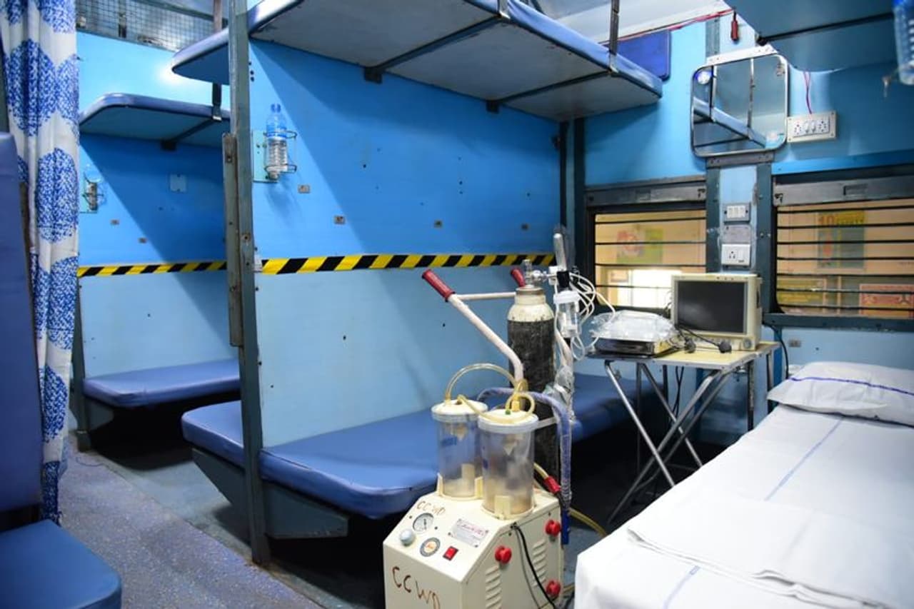 രാജ്യം മുഴുവനും ഇന്ന് കൊറോണാ വൈറസിനെതിരെ വീട്ടിലിരുന്നും ആശുപത്രിയില് കിടന്നും യുദ്ധം ചെയ്യുകയാണ്. ഈയൊരു സമയത്ത് ഇന്ത്യയിലെ ഏറ്റവും വലിയതും ലാഭത്തില് പ്രവര്ത്തിക്കുന്നതുമായ ഇന്ത്യന് റെയില്വേയ്ക്ക് എങ്ങനെ വെറുതേയിരിക്കാനാകും. രാജ്യം മുഴുവനും ഇന്ന് കൊറോണാ വൈറസിനെതിരെ വീട്ടിലിരുന്നും ആശുപത്രിയില് കിടന്നും യുദ്ധം ചെയ്യുകയാണ്. ഈയൊരു സമയത്ത് ഇന്ത്യയിലെ ഏറ്റവും വലിയതും ലാഭത്തില് പ്രവര്ത്തിക്കുന്നതുമായ ഇന്ത്യന് റെയില്വേയ്ക്ക് എങ്ങനെ വെറുതേയിരിക്കാനാകും.