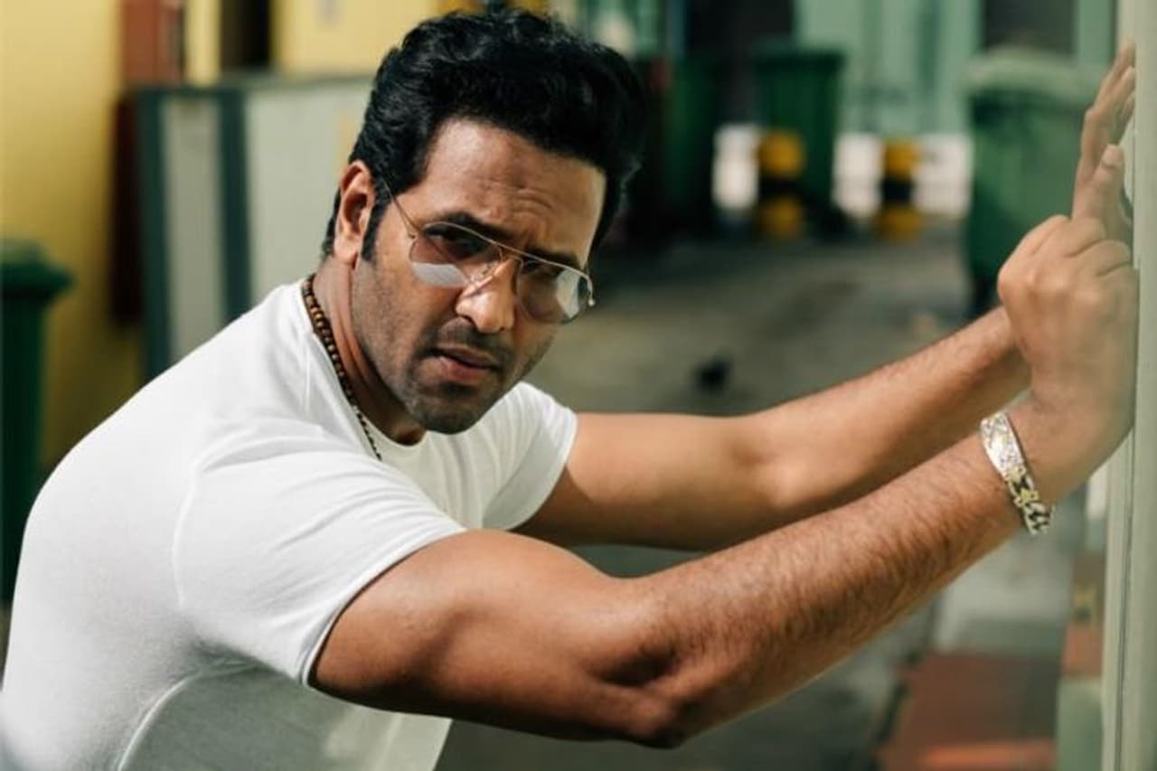 కలెక్షన్ కింగ్ మోహన్ బాబు, మెగాస్టార్ చిరంజీవి కలసి ఎన్నో చిత్రాల్లో నటించారు. ఇద్దరూ టాలీవుడ్ లో ఉన్నత స్థాయికి ఎదిగారు. కాయాన్ని వీరిద్దరి మధ్య అప్పుడప్పుడూ కొన్ని సంఘటనలు జరుగుతూ వచ్చాయి. వీరిద్దరి మధ్య జరిగిన సంఘటనలు చిత్ర పరిశ్రమలో చర్చనీయాంశంగా మారాయి. కలెక్షన్ కింగ్ మోహన్ బాబు, మెగాస్టార్ చిరంజీవి కలసి ఎన్నో చిత్రాల్లో నటించారు. ఇద్దరూ టాలీవుడ్ లో ఉన్నత స్థాయికి ఎదిగారు. కాయాన్ని వీరిద్దరి మధ్య అప్పుడప్పుడూ కొన్ని సంఘటనలు జరుగుతూ వచ్చాయి. వీరిద్దరి మధ్య జరిగిన సంఘటనలు చిత్ర పరిశ్రమలో చర్చనీయాంశంగా మారాయి.