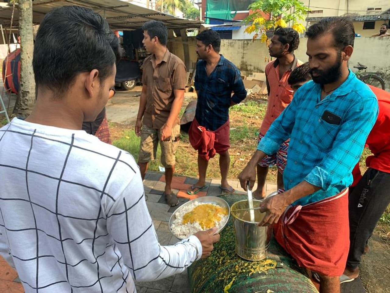 പെരുമ്പാവൂരിലെ അതിഥി തൊഴിലാളികളുടെ പ്രതിഷേധത്തിൽ ഗൂഢാലോചന സംബന്ധിച്ച് നിലവിൽ തെളിവുകൾ ലഭിച്ചിട്ടില്ലെന്നും എന്നാല്‍ തൊഴിലാളികളെ തെറ്റിദ്ധരിപ്പിക്കുന്ന തരത്തിൽ സന്ദേശങ്ങൾ പ്രചരിക്കുന്നുണ്ടെന്നും എറണാകുളം റേഞ്ച് ഡിഐ ജി കാളിരാജ് മഹേഷ് കുമാർ പറഞ്ഞു.