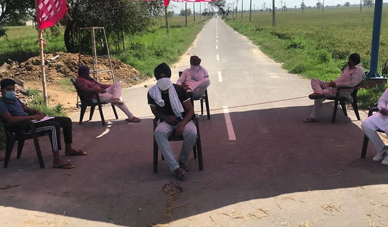 ಇದು ಹರ್ಯಾಣದ ಫತೇಹಾಬಾದ್ ಜಿಲ್ಲೆಯ ಬೂಂದಕ್ ಎಂಬ ಹಳ್ಳಿಯದ್ದಾಗಿದೆ. ಇಲ್ಲಿನ ಕೆಲ ಗ್ರಾಮಸ್ಥರು ಲಾಠಿ, ದೊಣ್ಣೆ ಹಿಡಿದು ಯಾರೂ ತಮ್ಮ ಊರಿಗೆ ಪ್ರವೇಶಿಸದಂತೆ ಕಾವಲು ಕಾಯುತ್ತಿದ್ದಾರೆ.