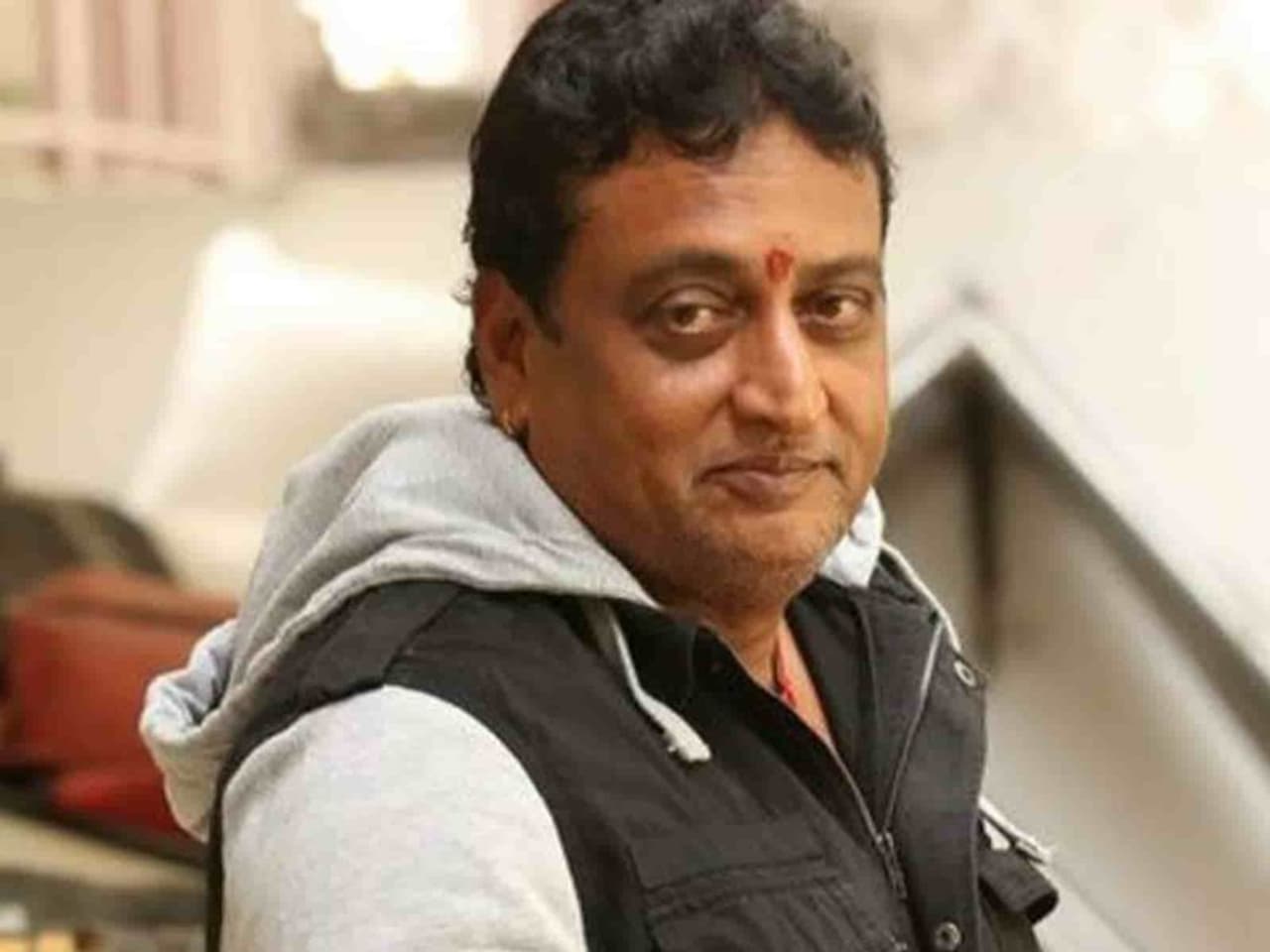 వివాదాస్పద వ్యాఖ్యలతో వార్తల్లో నిలిచే కమెడియన్ పృథ్వి ఆ మధ్యన రాజకీయాల్లో కూడా రచ్చ చేశాడు. 30 ఇయర్స్ ఇండస్ట్రీ అంటూ వెండి తెరపై పృథ్వి పండించిన హాస్యం కడుపుబ్బా నవ్వించింది. కానీ రియల్ లైఫ్ లో మాత్రం పృథ్వి విమర్శలని ఎదుర్కొంటున్నాడు. వివాదాస్పద వ్యాఖ్యలతో వార్తల్లో నిలిచే కమెడియన్ పృథ్వి ఆ మధ్యన రాజకీయాల్లో కూడా రచ్చ చేశాడు. 30 ఇయర్స్ ఇండస్ట్రీ అంటూ వెండి తెరపై పృథ్వి పండించిన హాస్యం కడుపుబ్బా నవ్వించింది. కానీ రియల్ లైఫ్ లో మాత్రం పృథ్వి విమర్శలని ఎదుర్కొంటున్నాడు.