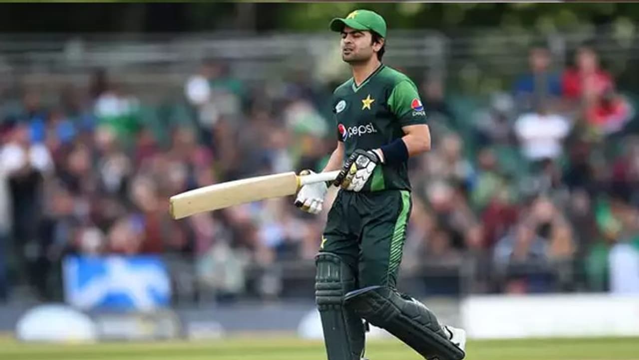 <p><strong>അഹമ്മദ് ഷെഹ്സാദ് പാകിസ്ഥാന്</strong></p><p>ബാറ്റിങ് ശൈലികൊണ്ടും മുഖഛായകൊണ്ടും കോലിലോട് ഉപമിപ്പിക്കപ്പെട്ട താരമാണ് പാകിസ്ഥാന്റെ ഷെഹ്സാദ്. 19ാം വയസില് തന്നെ പാക് സീനിയര് ടീമിന്റെ ജേഴ്സി അണിഞ്ഞെങ്കിലും പിന്നീട് നിരാശപ്പെടുത്തി. തുടക്കകാലത്ത് കോലിയെ കടത്തിവെട്ടുമെന്നാണ് ഷെഹ്സാദിനെ കുറിച്ച് ക്രിക്കറ്റ് ലോകം പറഞ്ഞിരുന്നത്. പാകിസ്ഥാന് വേണ്ടി വേണ്ടി 81 ഏകദിനങ്ങളില് നിന്നും 2605 റണ്സും 59 ടി20കളില് നിന്നും 1471 റണ്സും നേടി. </p> <p><strong>അഹമ്മദ് ഷെഹ്സാദ് പാകിസ്ഥാന്</strong></p><p>ബാറ്റിങ് ശൈലികൊണ്ടും മുഖഛായകൊണ്ടും കോലിലോട് ഉപമിപ്പിക്കപ്പെട്ട താരമാണ് പാകിസ്ഥാന്റെ ഷെഹ്സാദ്. 19ാം വയസില് തന്നെ പാക് സീനിയര് ടീമിന്റെ ജേഴ്സി അണിഞ്ഞെങ്കിലും പിന്നീട് നിരാശപ്പെടുത്തി. തുടക്കകാലത്ത് കോലിയെ കടത്തിവെട്ടുമെന്നാണ് ഷെഹ്സാദിനെ കുറിച്ച് ക്രിക്കറ്റ് ലോകം പറഞ്ഞിരുന്നത്. പാകിസ്ഥാന് വേണ്ടി വേണ്ടി 81 ഏകദിനങ്ങളില് നിന്നും 2605 റണ്സും 59 ടി20കളില് നിന്നും 1471 റണ്സും നേടി. </p>