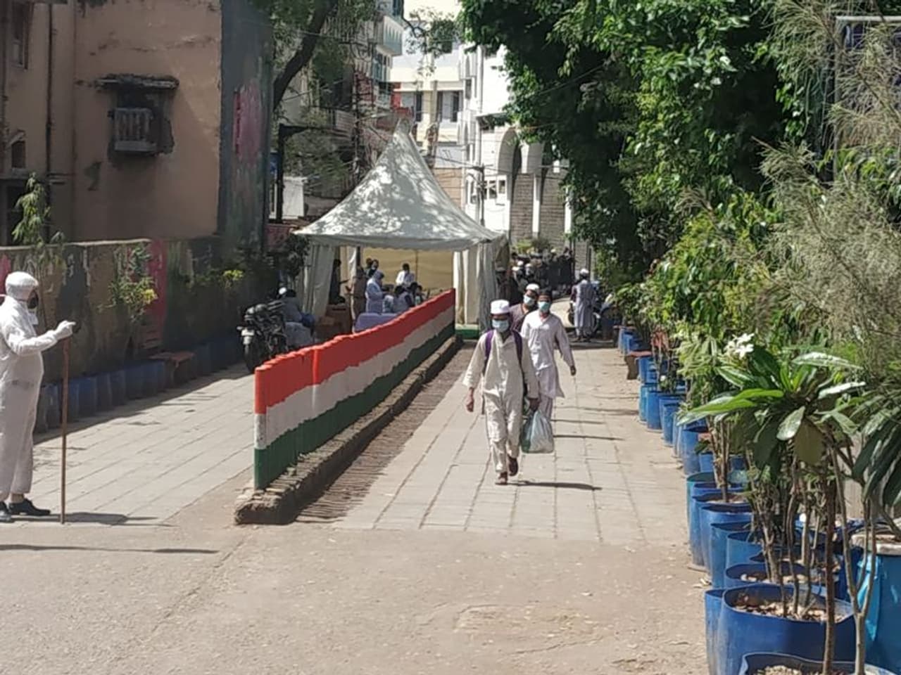 മാർച്ച് 13 നും 15 നും ഇടയിൽ ദില്ലിയിലെ ഹസ്രത് നിസ്സാമുദ്ദീനിലെ ബംഗ്ലെ വാലി മസ്ജിദിൽ നടന്ന തബ്ലീഹ് ജമാ അത്ത് എന്ന ചടങ്ങിൽ തായ്ലൻഡ്, ഫിലിപ്പീൻസ്, മലേഷ്യ എന്നീ രാജ്യങ്ങളില് നിന്നുള്ള വിശ്വാസികള് പങ്കെടുത്തിരുന്നു. മാർച്ച് 13 നും 15 നും ഇടയിൽ ദില്ലിയിലെ ഹസ്രത് നിസ്സാമുദ്ദീനിലെ ബംഗ്ലെ വാലി മസ്ജിദിൽ നടന്ന തബ്ലീഹ് ജമാ അത്ത് എന്ന ചടങ്ങിൽ തായ്ലൻഡ്, ഫിലിപ്പീൻസ്, മലേഷ്യ എന്നീ രാജ്യങ്ങളില് നിന്നുള്ള വിശ്വാസികള് പങ്കെടുത്തിരുന്നു.