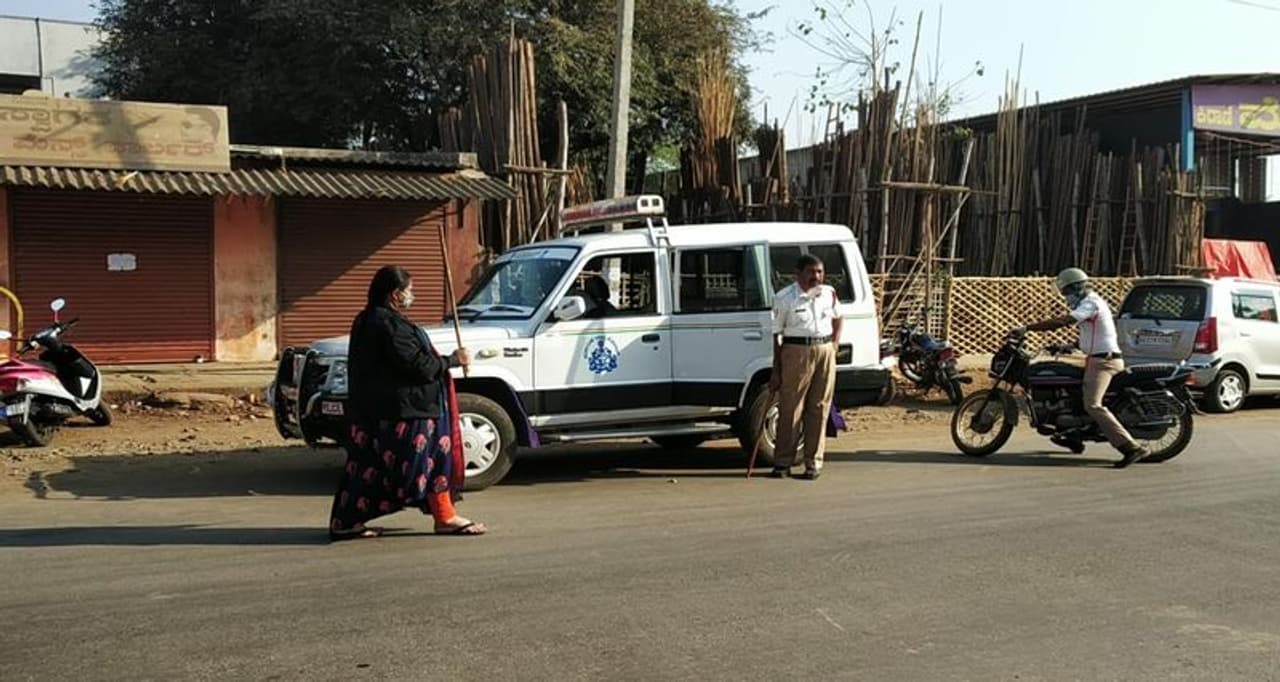 ಭಾರತ್ ಲಾಕ್ಡೌನ್ನಲ್ಲಿ ತುಂಬು ಗರ್ಭಿಣಿ ಕರ್ತವ್ಯ ಪ್ರಜ್ಞೆ ಮೆರೆದ ಸಂಚಾರಿ ಠಾಣೆ ಪಿಎಸ್ಐ ಪಲ್ಲವಿ ಭಾರತ್ ಲಾಕ್ಡೌನ್ನಲ್ಲಿ ತುಂಬು ಗರ್ಭಿಣಿ ಕರ್ತವ್ಯ ಪ್ರಜ್ಞೆ ಮೆರೆದ ಸಂಚಾರಿ ಠಾಣೆ ಪಿಎಸ್ಐ ಪಲ್ಲವಿ