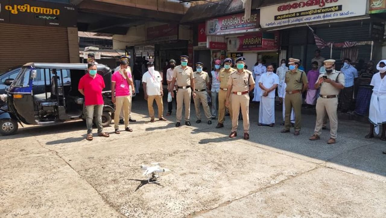 അങ്ങാടികൾ, ഗ്രാമപ്രദേശങ്ങൾ എന്നിവിടങ്ങളിൽ വിഹഗവീക്ഷണം നടത്തി ഓൺലൈൻ വഴി ദൃശ്യങ്ങൾ അതാത് സമയം പൊലിസിന് കൈമാറുന്ന സംവിധാനമാണ് മലപ്പുറത്ത് ഉപയോഗിക്കുന്നത്. അങ്ങാടികൾ, ഗ്രാമപ്രദേശങ്ങൾ എന്നിവിടങ്ങളിൽ വിഹഗവീക്ഷണം നടത്തി ഓൺലൈൻ വഴി ദൃശ്യങ്ങൾ അതാത് സമയം പൊലിസിന് കൈമാറുന്ന സംവിധാനമാണ് മലപ്പുറത്ത് ഉപയോഗിക്കുന്നത്.