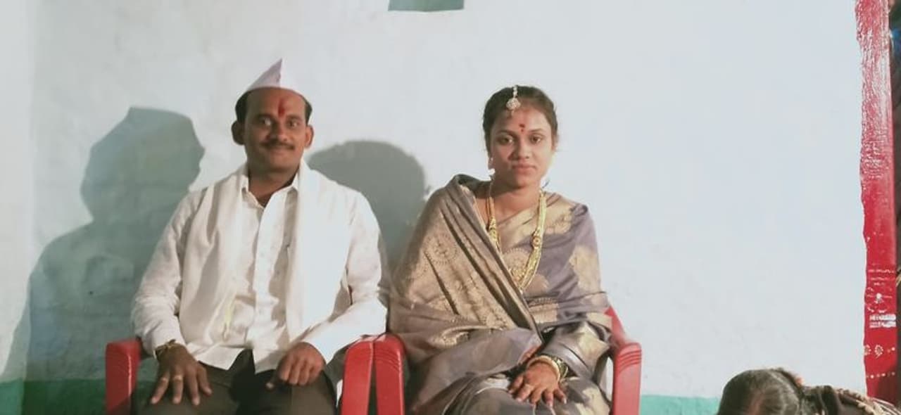 ಎರಡು ಜೋಡಿಗಳ ವಿವಾಹ ಸೋಮವಾರ ಕುಟುಂಬ ಸದಸ್ಯರು ಮತ್ತು ಕೆಲ ಆಪ್ತರ ಸಮ್ಮುಖದಲ್ಲಿ ಕೇವಲ ಹತ್ತೇ ನಿಮಿಷದಲ್ಲಿ ನೆರವೇರಿತು. ಎರಡು ಜೋಡಿಗಳ ವಿವಾಹ ಸೋಮವಾರ ಕುಟುಂಬ ಸದಸ್ಯರು ಮತ್ತು ಕೆಲ ಆಪ್ತರ ಸಮ್ಮುಖದಲ್ಲಿ ಕೇವಲ ಹತ್ತೇ ನಿಮಿಷದಲ್ಲಿ ನೆರವೇರಿತು.