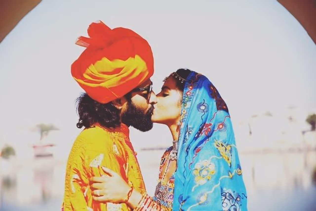 సినీ తారలు, సెలెబ్రిటీలపై నిత్యం వివాదాస్పద వ్యాఖ్యలు చేసే శ్రీరెడ్డి తరచుగా వార్తల్లో నిలుస్తూ ఉంటుంది. కాస్టింగ్ కౌచ్ పై పోరాటంతో జాతీయ వ్యాప్తంగా హాట్ టాపిక్ గా నిలిచిన శ్రీరెడ్డి.. ప్రస్తుతం మితిమీరిన అసభ్య పదజాలం ఉపయోగిస్తూ విమర్శలు ఎదుర్కొంటోంది. సినీ తారలు, సెలెబ్రిటీలపై నిత్యం వివాదాస్పద వ్యాఖ్యలు చేసే శ్రీరెడ్డి తరచుగా వార్తల్లో నిలుస్తూ ఉంటుంది. కాస్టింగ్ కౌచ్ పై పోరాటంతో జాతీయ వ్యాప్తంగా హాట్ టాపిక్ గా నిలిచిన శ్రీరెడ్డి.. ప్రస్తుతం మితిమీరిన అసభ్య పదజాలం ఉపయోగిస్తూ విమర్శలు ఎదుర్కొంటోంది.