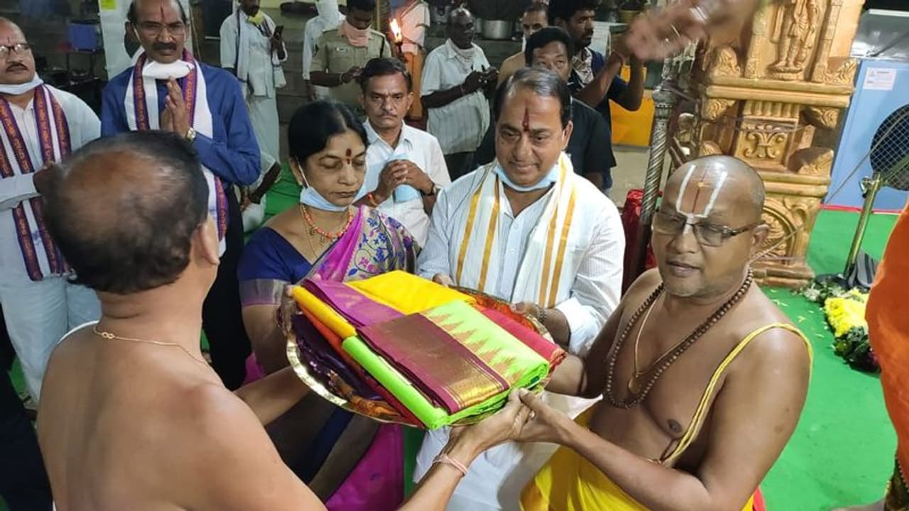 భద్రాచలం సీతారాములకు పట్టువస్త్రాలను సమర్పిస్తున్న దేవాదాయ మంత్రి దంపతులు