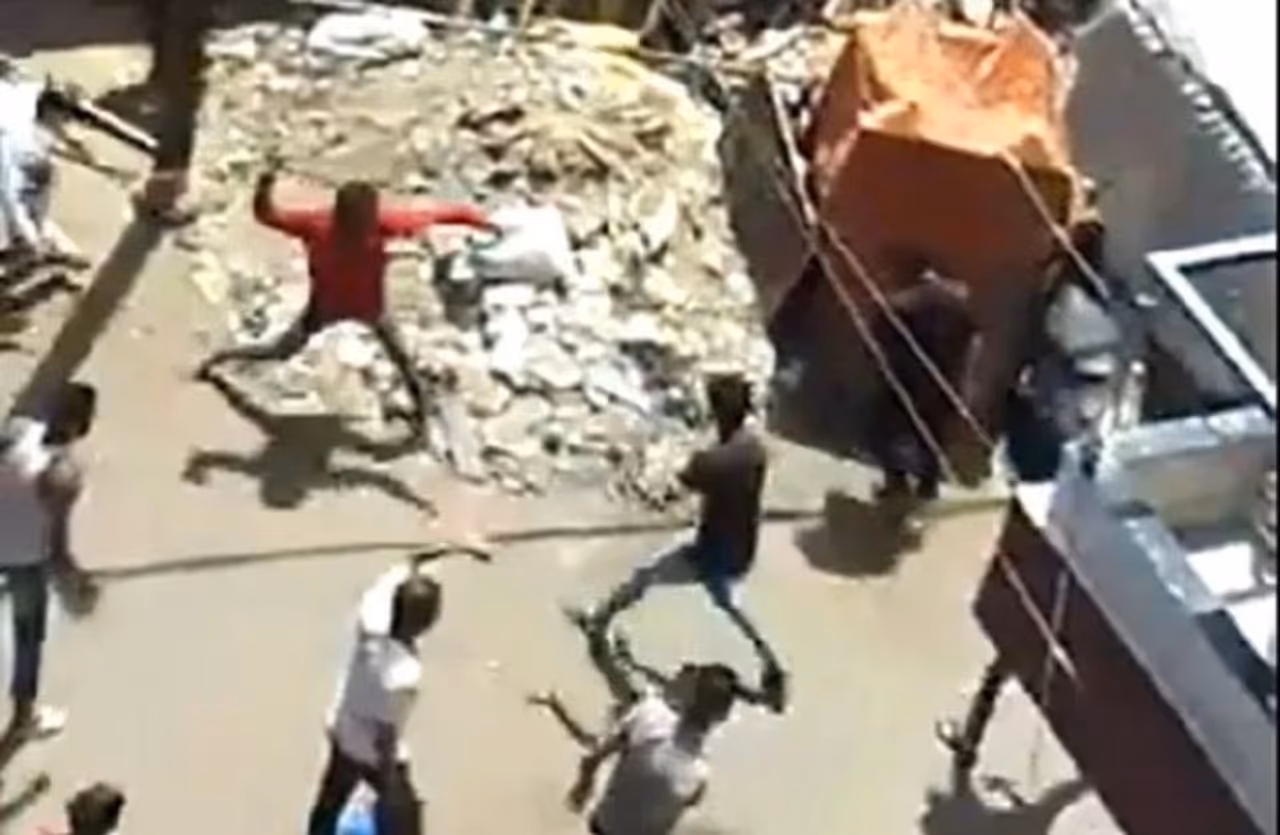 కరోనా వైరస్ ప్రపంచ దేశాలను పట్టిపీడిస్తోంది.లాక్ డౌన్ ప్రకటించినప్పటికీ.. వైరస్ ప్రభావం ఏ మాత్రం తగ్గడం లేదు. పైగా రోజూ కొత్త కేసులు పుట్టుకొస్తున్నాయి. ఈ నేపథ్యం లో వైద్యులు వీధి వీధులకు తిరుగుతూ.. తమ ప్రాణాలకు తెగించి... ప్రజలకు కాపాడేందుకు ముందుకు వచ్చారు.