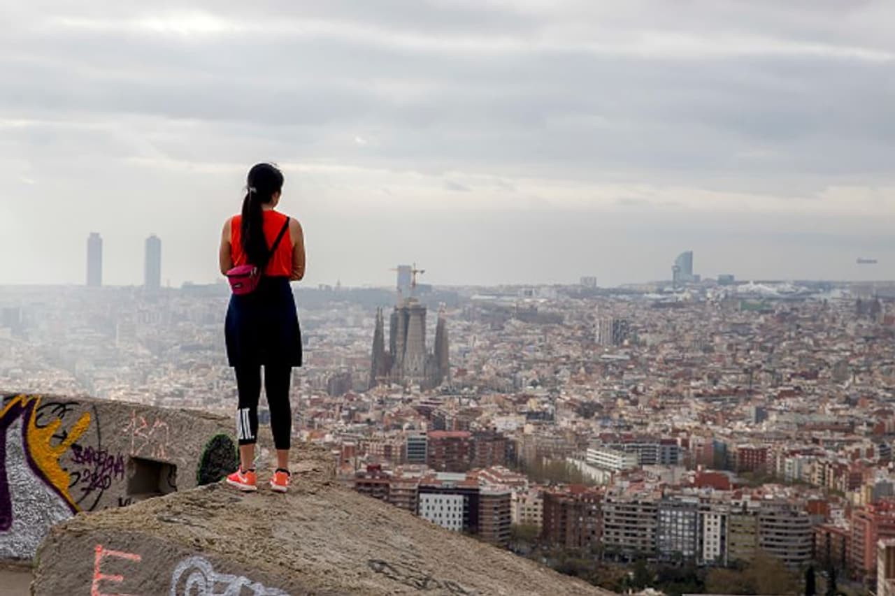 ഗോള്, ഗോള്, ഗോള്... ആവേശം ആലകടലായി മുഴങ്ങിക്കേട്ട സ്പാനിഷ് നഗരങ്ങളില് ഒന്നാണ് ബാഴ്സിലോണ. ഇന്ന് തീര്ത്തും നിശബ്ദം, നിശ്ചലം. ഗോള്, ഗോള്, ഗോള്... ആവേശം ആലകടലായി മുഴങ്ങിക്കേട്ട സ്പാനിഷ് നഗരങ്ങളില് ഒന്നാണ് ബാഴ്സിലോണ. ഇന്ന് തീര്ത്തും നിശബ്ദം, നിശ്ചലം.