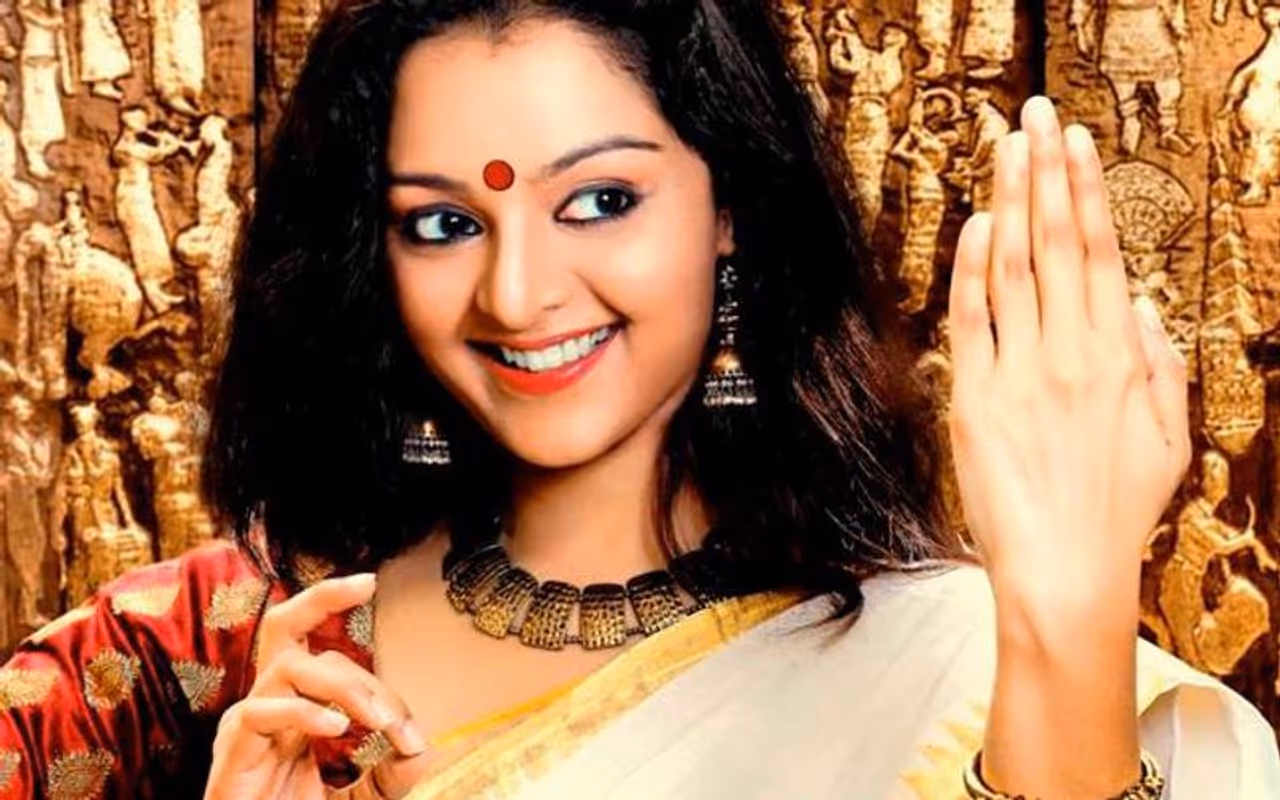 ಮಲಯಾಳಂ ನಟಿ ಮಂಜು ವಾರಿಯರ್ ಬಗ್ಗೆ ಎಲ್ಲರಿಗೂ ಗೊತ್ತು. ಬಹುಶಃ ಆಕೆಯ ದಾಂಪತ್ಯ ಜೀವನದಲ್ಲಿ ಉಂಟಾದ ಬಿರುಕು ಚಿತ್ರರಂಗವೇ ಆಕೆಯತ್ತ ಅನುಕಂಪದಿಂದ ನೋಡುವಂತೆ ಮಾಡಿತ್ತು.